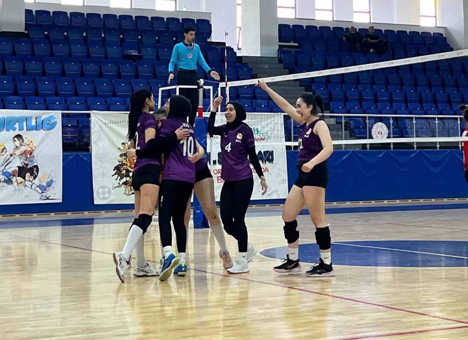 Muş Sultan Alparslan Yurdu Kız Voleybol Takımı yarı finale yükseldi
