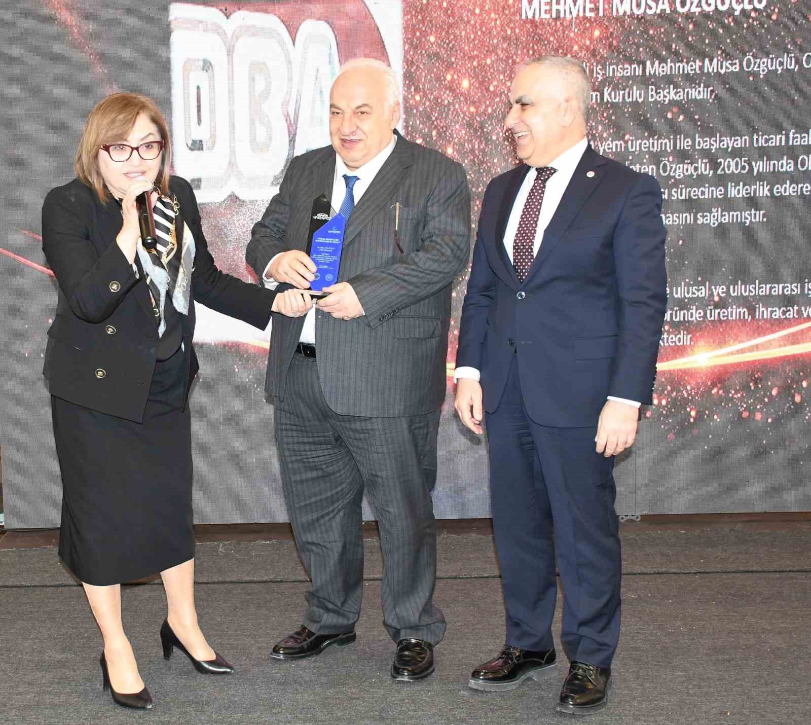 Musa Özgüçlü’ye "Sağlığa En Büyük Yatırım Yapan Hayırsever" ödülü
