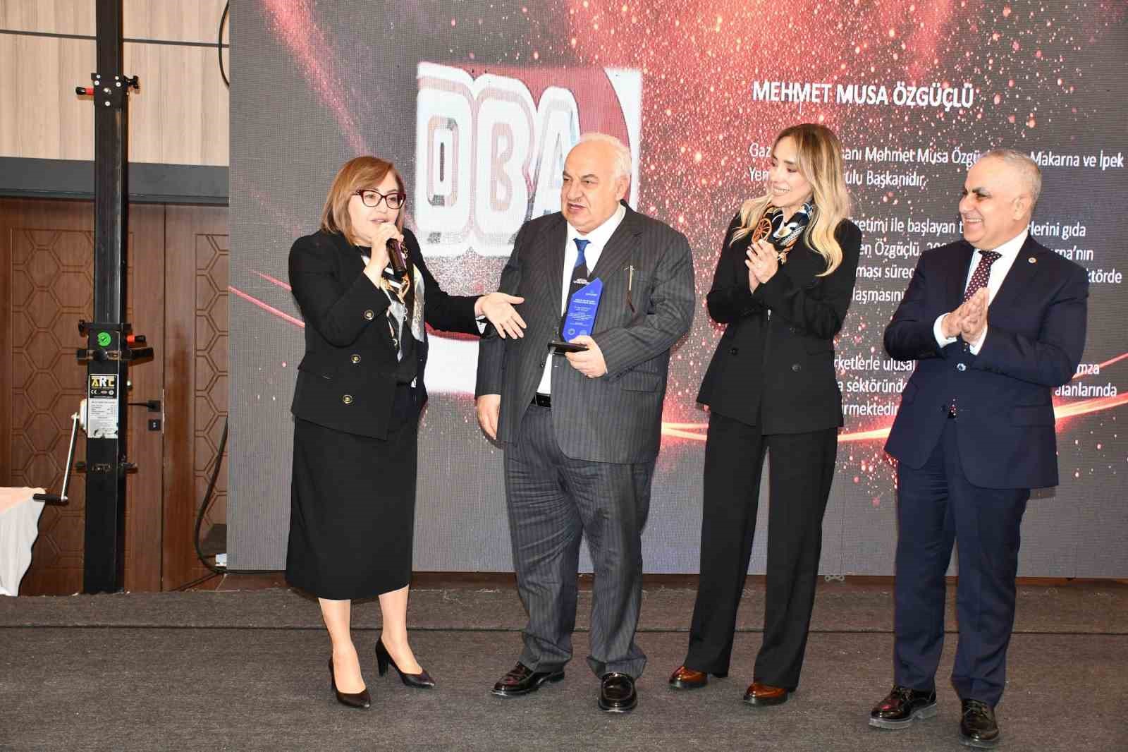 Musa Özgüçlü’ye "Sağlığa En Büyük Yatırım Yapan Hayırsever" ödülü
