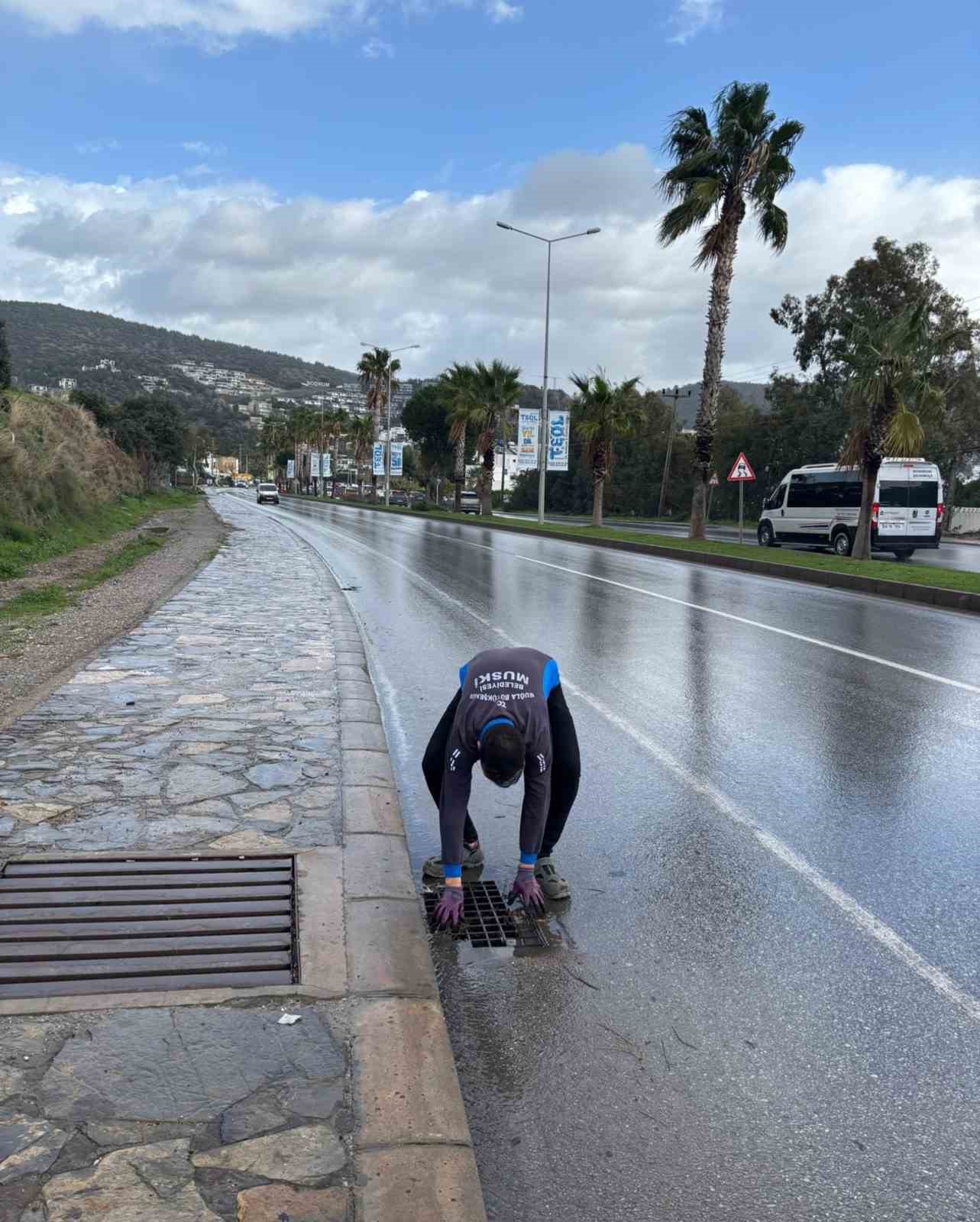 MUSKİ ekipleri 24 saat yağmur mesaisinde
