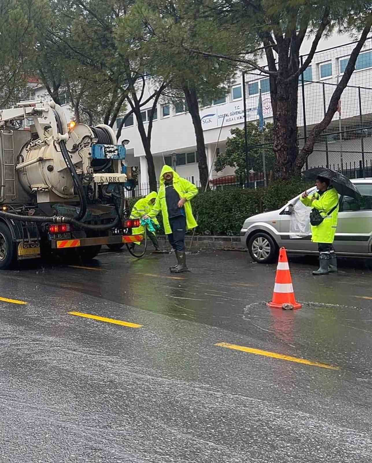 MUSKİ ekipleri 24 saat yağmur mesaisinde
