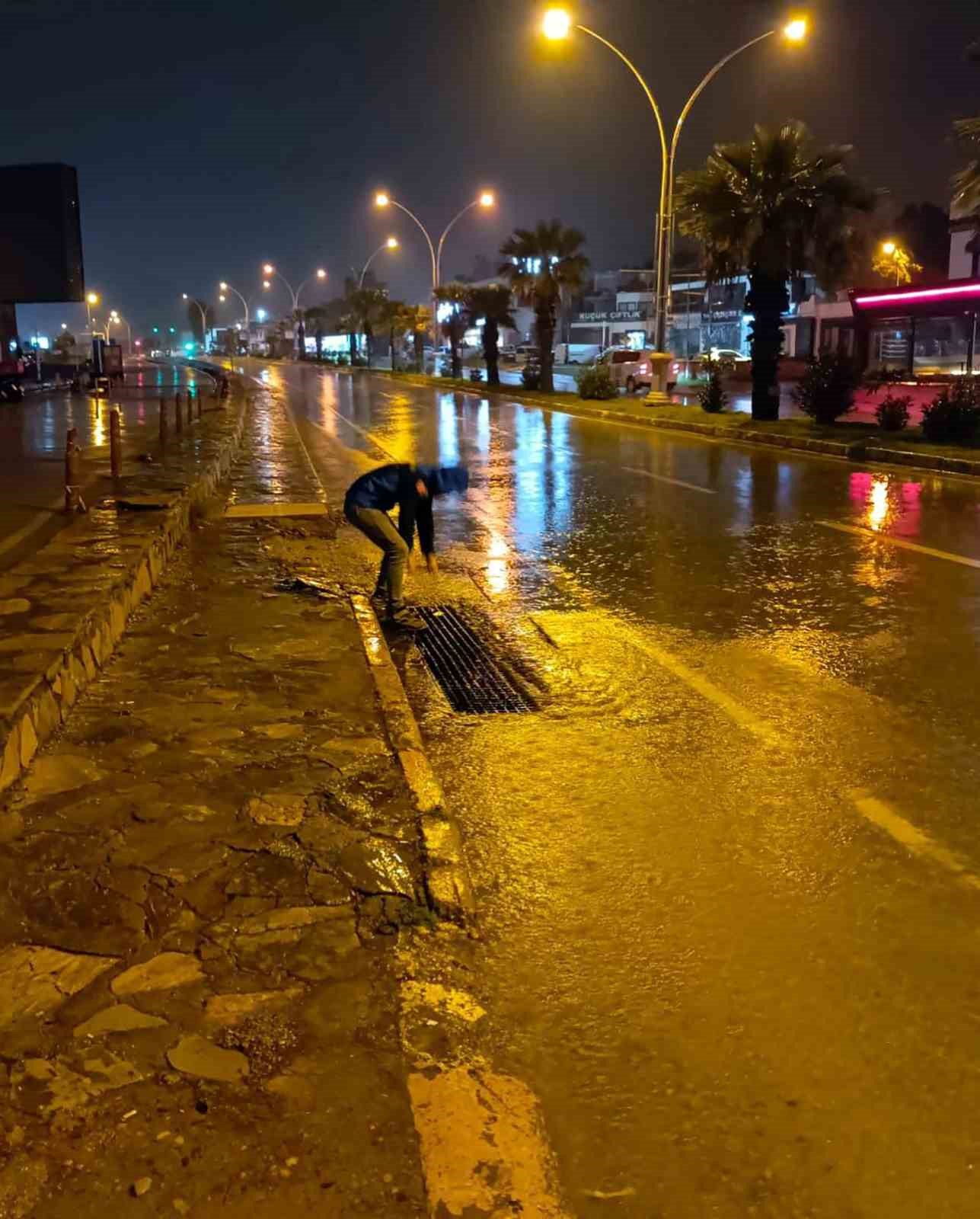 MUSKİ ekipleri gece boyunca tıkanan mazgalları açtı
