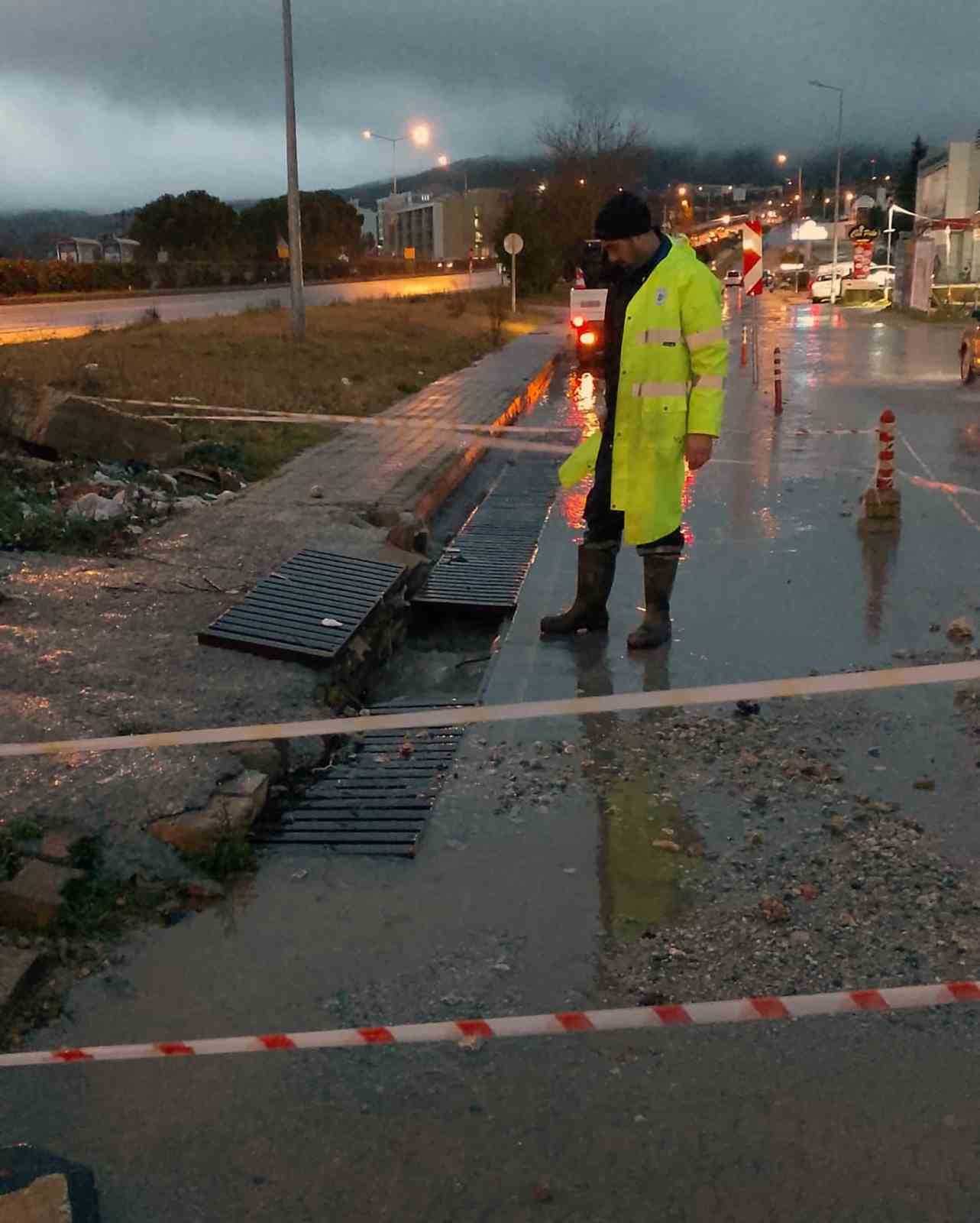MUSKİ ekipleri gece boyunca tıkanan mazgalları açtı

