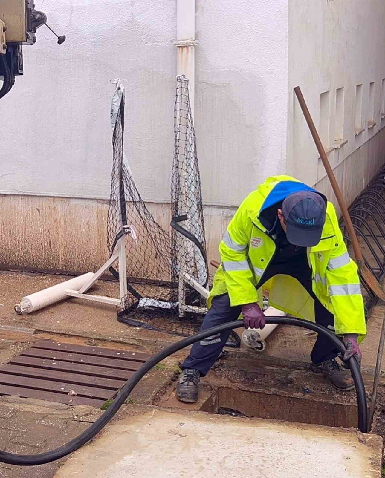 MUSKİ ekipleri taşkın riski bölgeleri anında müdahale ediyor
