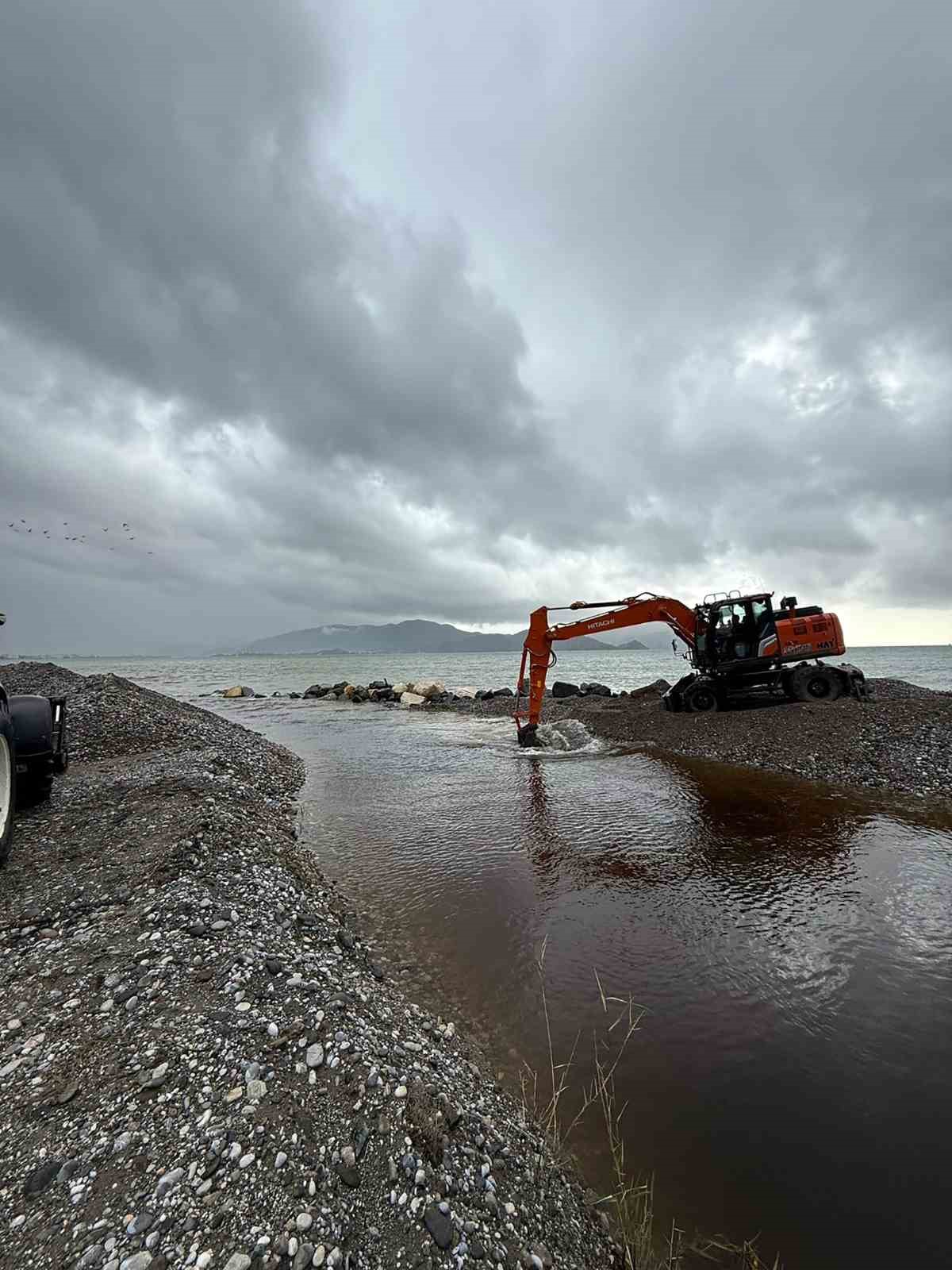 MUSKİ, Muğla genelinde etkili olan yoğun yağışlara anında müdahale ediyor
