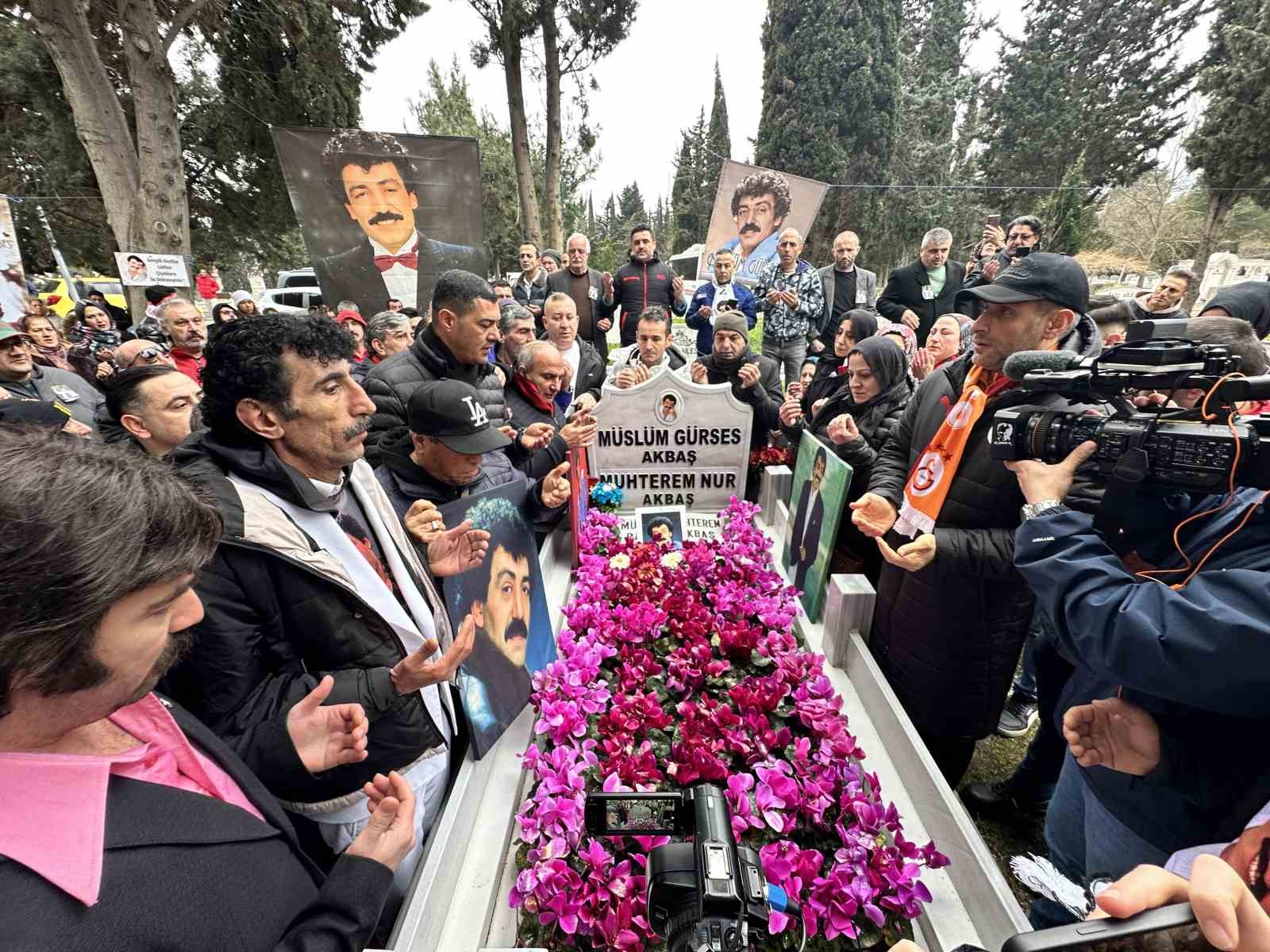 "Müslüm Baba" unutulmadı: Sevenleri ölümünün 13’üncü yılında mezarı başında buluştu
