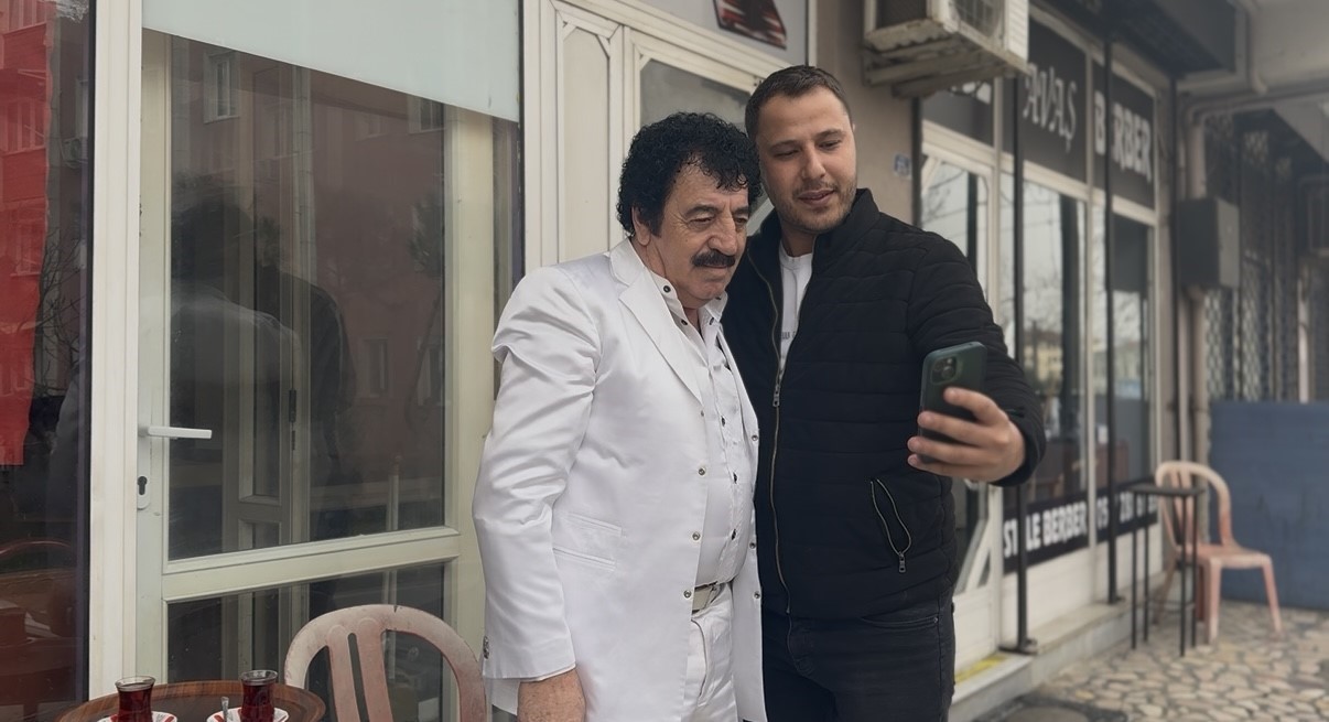 Müslüm Gürses’e benzerliğiyle herkesi şaşırttı, görenler dönüp bir daha baktı
Müslüm Gürses’e benzerliğiyle herkesi şaşırttı, görenler dönüp bir daha baktı