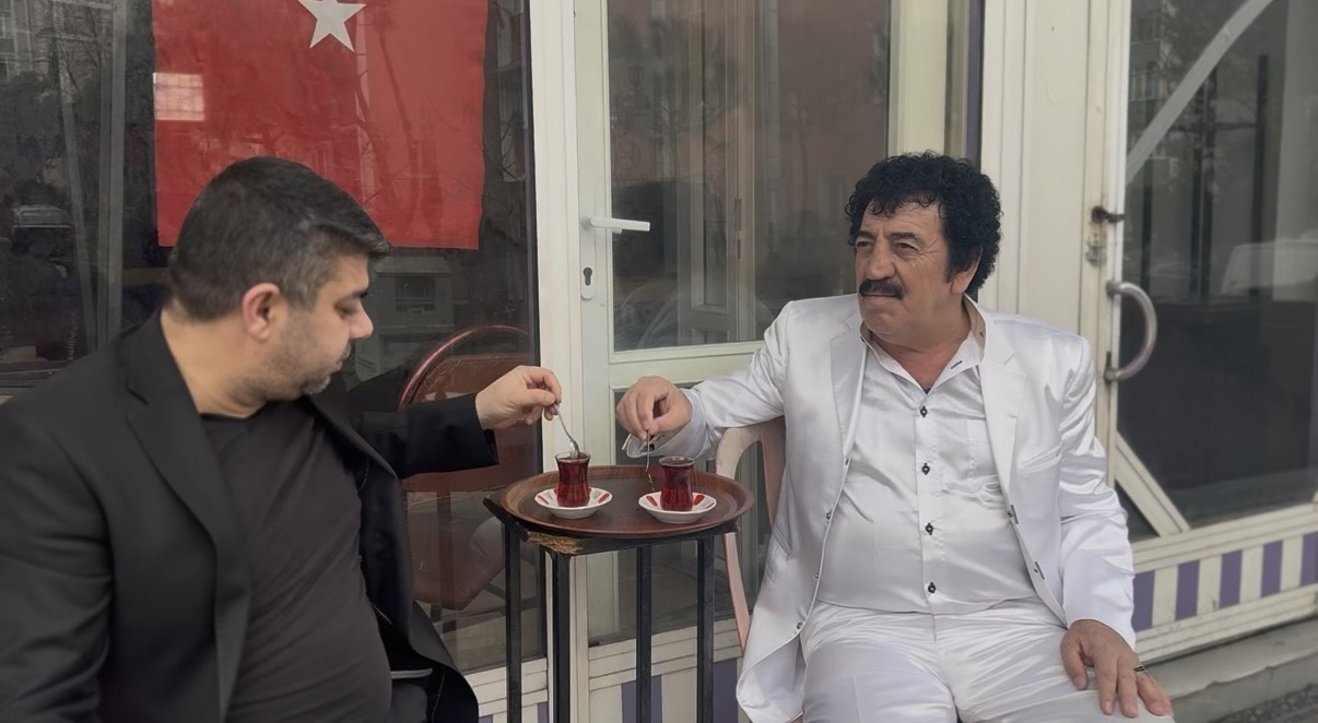 Müslüm Gürses’e benzerliğiyle herkesi şaşırttı, görenler dönüp bir daha baktı
Müslüm Gürses’e benzerliğiyle herkesi şaşırttı, görenler dönüp bir daha baktı