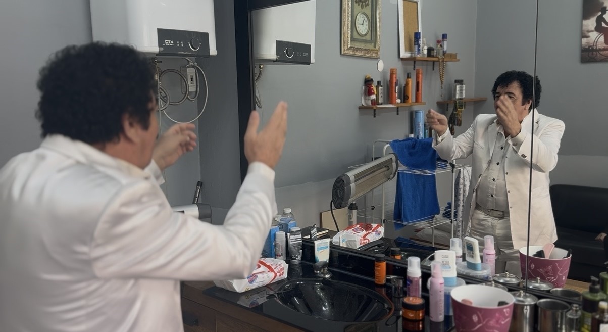 Müslüm Gürses’e benzerliğiyle herkesi şaşırttı, görenler dönüp bir daha baktı
Müslüm Gürses’e benzerliğiyle herkesi şaşırttı, görenler dönüp bir daha baktı