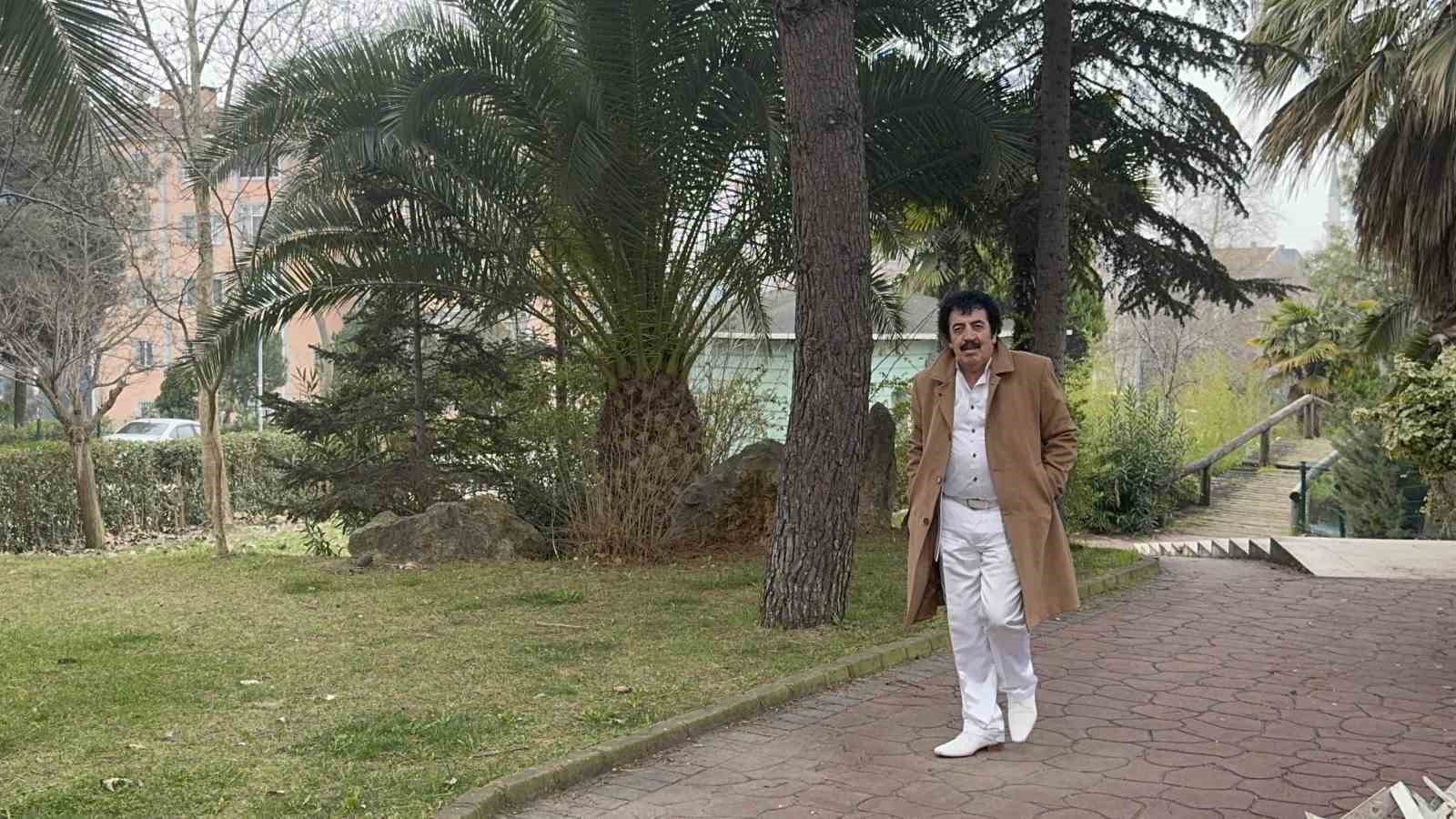 Müslüm Gürses’e benzerliğiyle herkesi şaşırttı, görenler dönüp bir daha baktı
Müslüm Gürses’e benzerliğiyle herkesi şaşırttı, görenler dönüp bir daha baktı