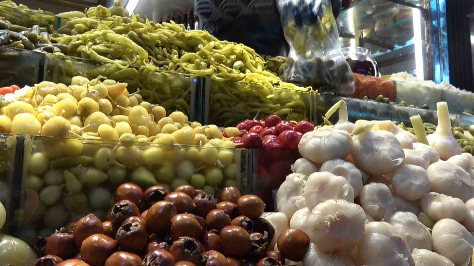 Muşmuladan kiraza 35 çeşit ürünün turşusunu kurdular
Muşmuladan kiraza 35 çeşit ürünün turşusunu kurdular