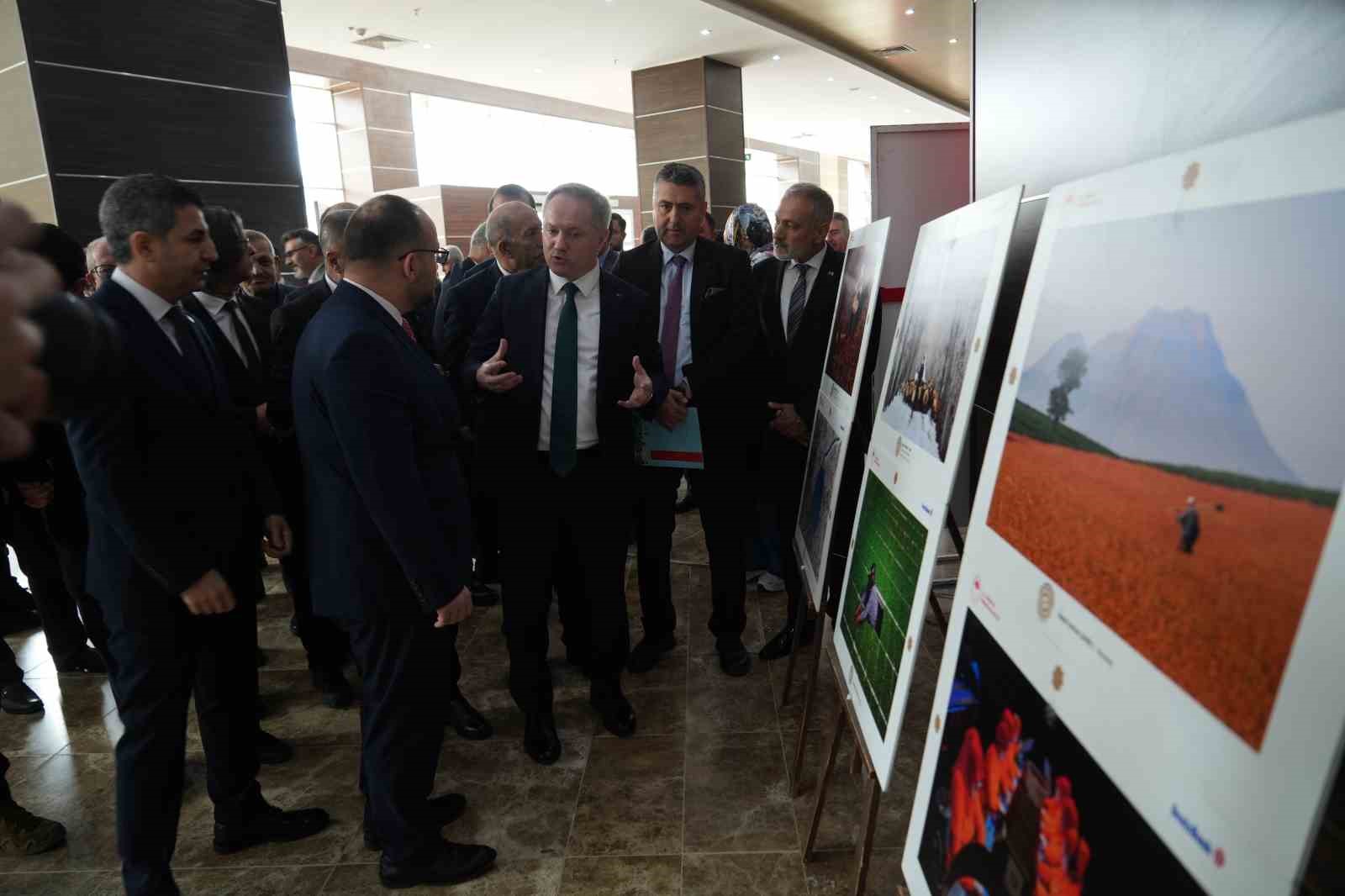 Muş’ta "15. Tarım Orman ve İnsan" fotoğraf sergisi ziyarete açıldı
