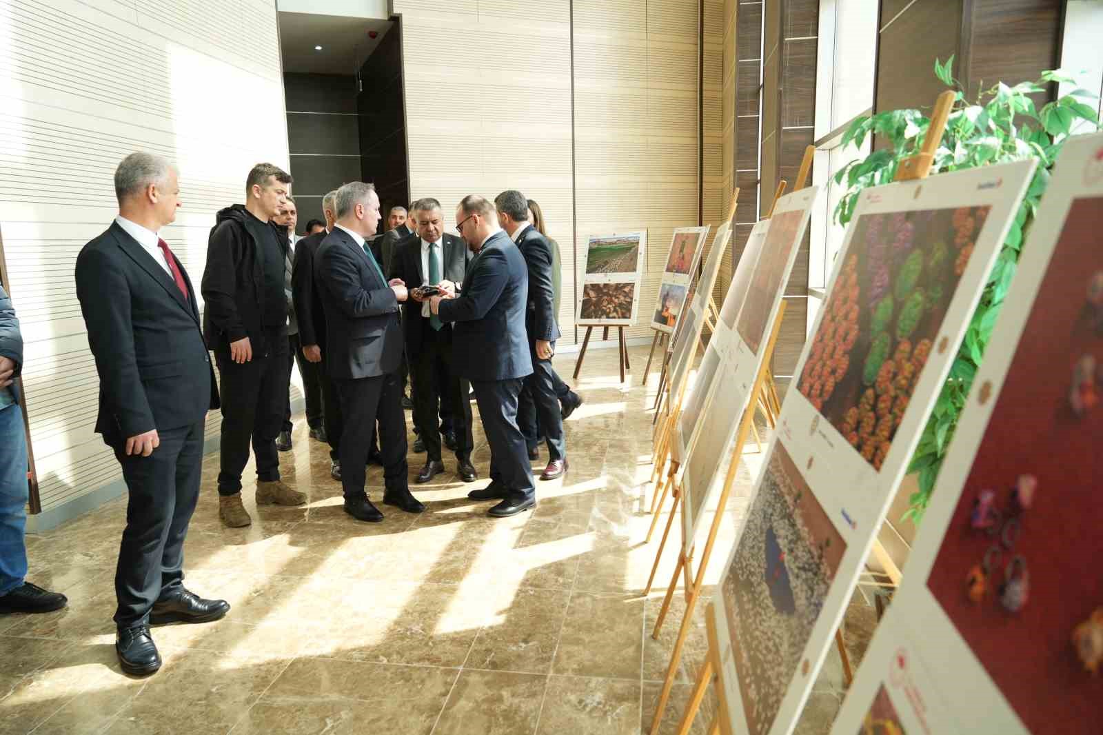 Muş’ta "15. Tarım Orman ve İnsan" fotoğraf sergisi ziyarete açıldı
