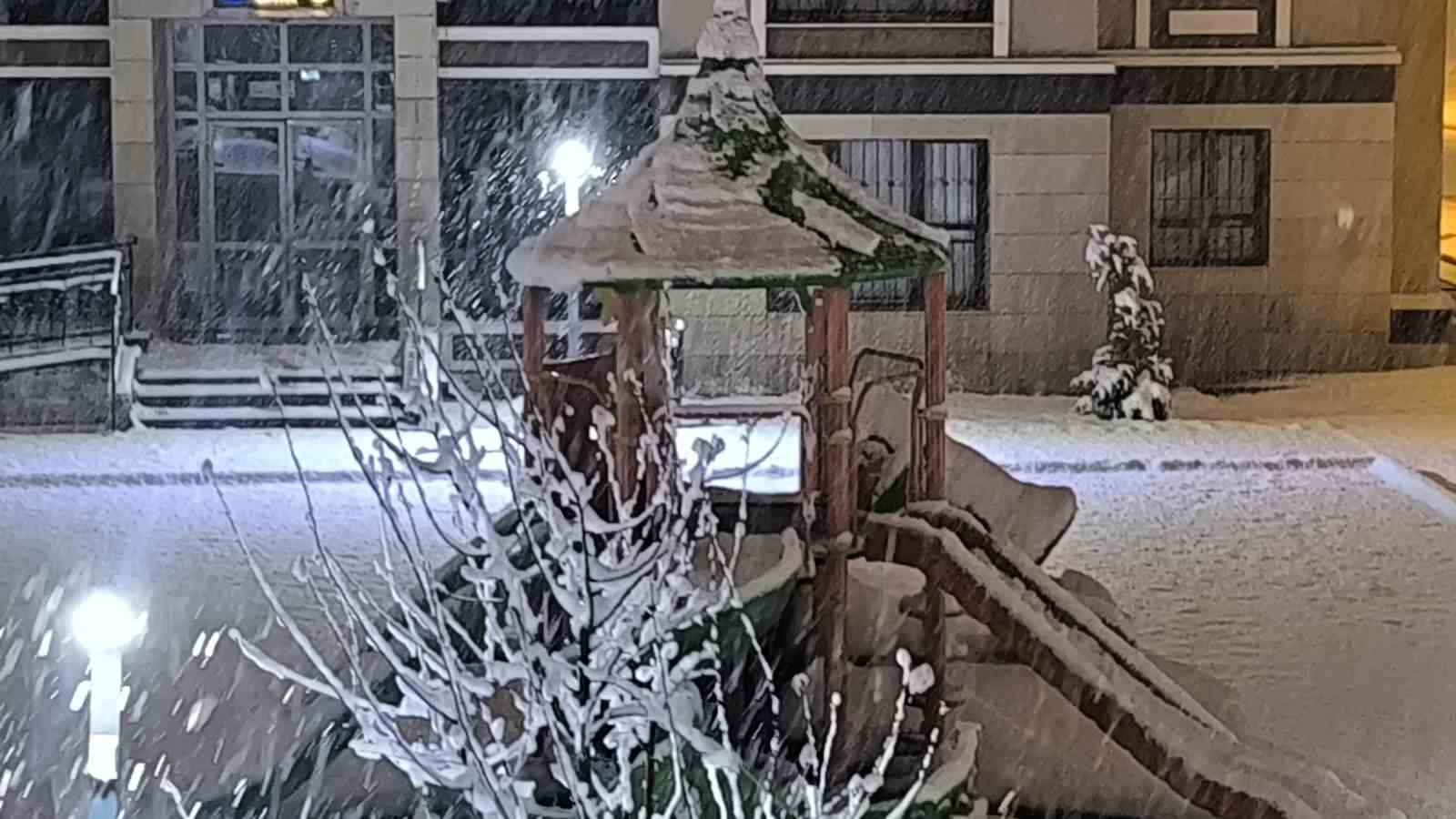 Muş’ta 158 köy yolu kapandı
Muş’ta 158 köy yolu kapandı