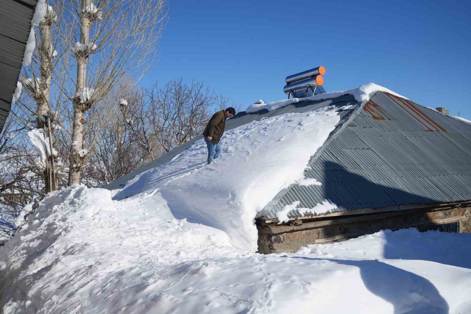 Muş’ta 1800 rakımlı köy kara gömüldü: Evler kar altında, ulaşım tünellerle sağlanıyor
Muş’ta 1800 rakımlı köy kara gömüldü: Evler kar altında, ulaşım tünellerle sağlanıyor