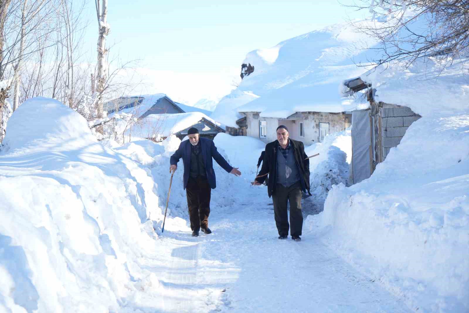 Muş’ta 1800 rakımlı köy kara gömüldü: Evler kar altında, ulaşım tünellerle sağlanıyor
Muş’ta 1800 rakımlı köy kara gömüldü: Evler kar altında, ulaşım tünellerle sağlanıyor