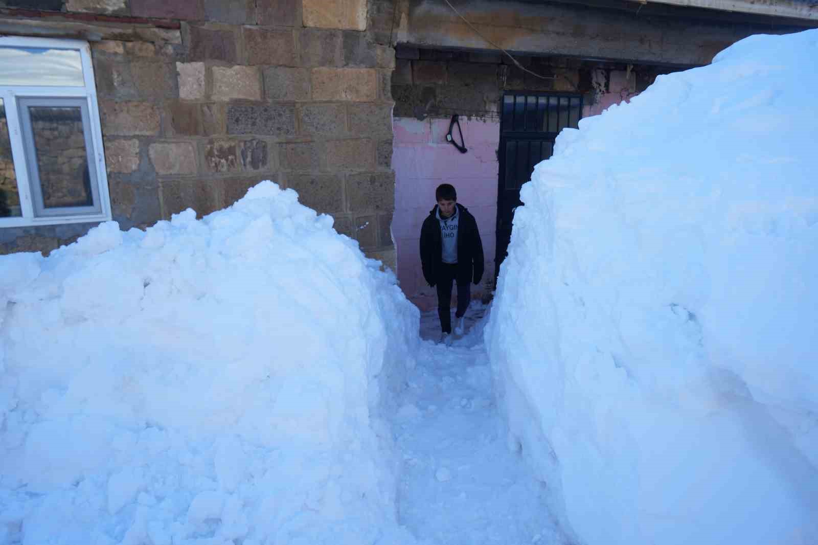 Muş’ta 1800 rakımlı köy kara gömüldü: Evler kar altında, ulaşım tünellerle sağlanıyor
Muş’ta 1800 rakımlı köy kara gömüldü: Evler kar altında, ulaşım tünellerle sağlanıyor