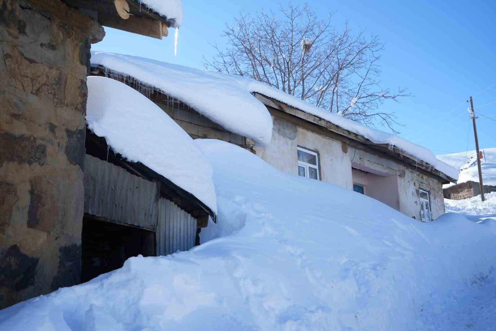 Muş’ta 1800 rakımlı köy kara gömüldü: Evler kar altında, ulaşım tünellerle sağlanıyor
Muş’ta 1800 rakımlı köy kara gömüldü: Evler kar altında, ulaşım tünellerle sağlanıyor