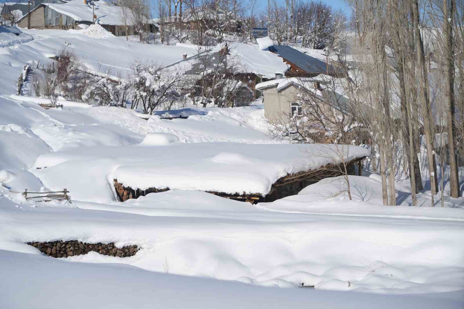 Muş’ta 1800 rakımlı köy kara gömüldü: Evler kar altında, ulaşım tünellerle sağlanıyor
Muş’ta 1800 rakımlı köy kara gömüldü: Evler kar altında, ulaşım tünellerle sağlanıyor