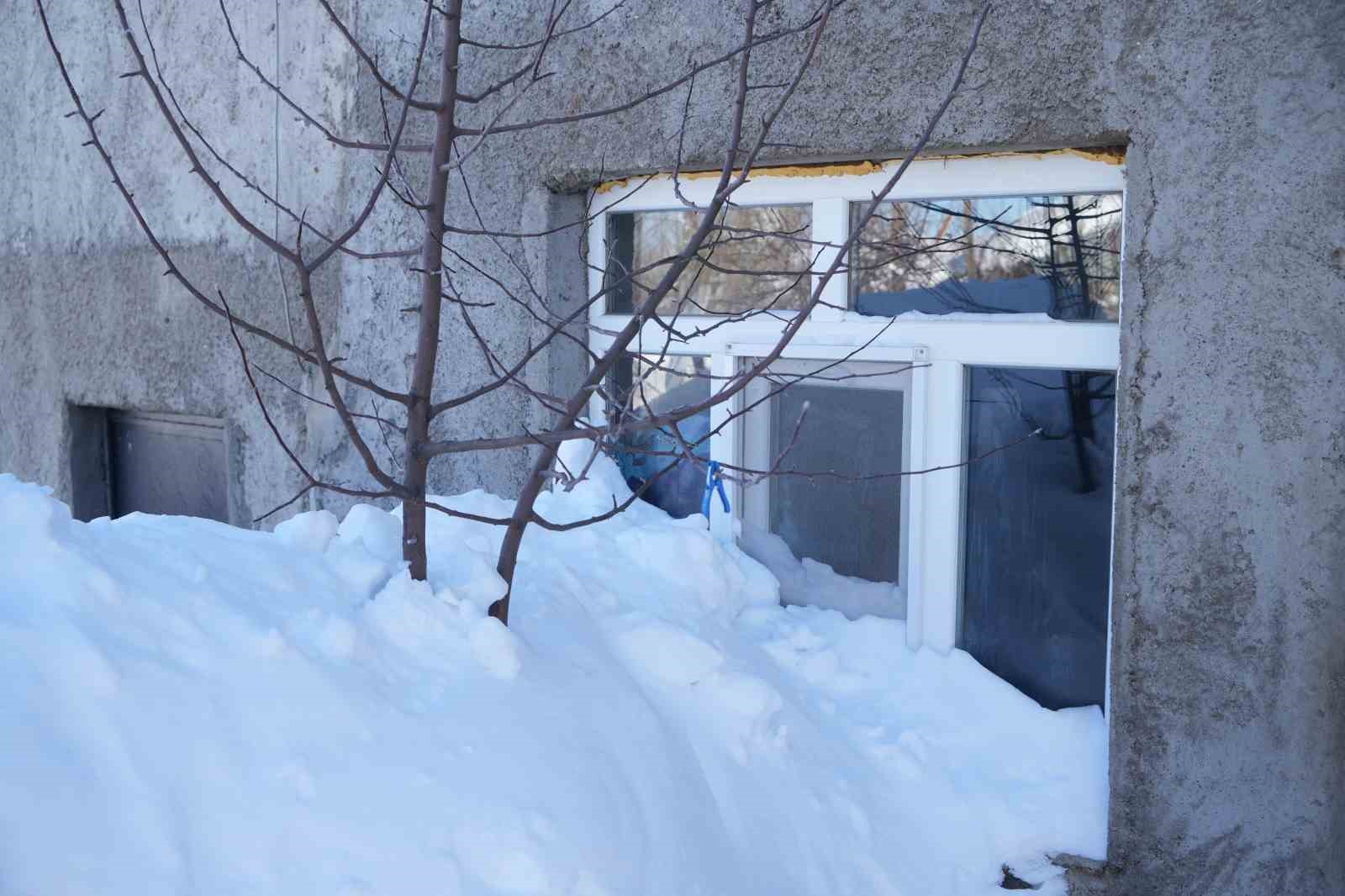 Muş’ta 1800 rakımlı köy kara gömüldü: Evler kar altında, ulaşım tünellerle sağlanıyor
Muş’ta 1800 rakımlı köy kara gömüldü: Evler kar altında, ulaşım tünellerle sağlanıyor