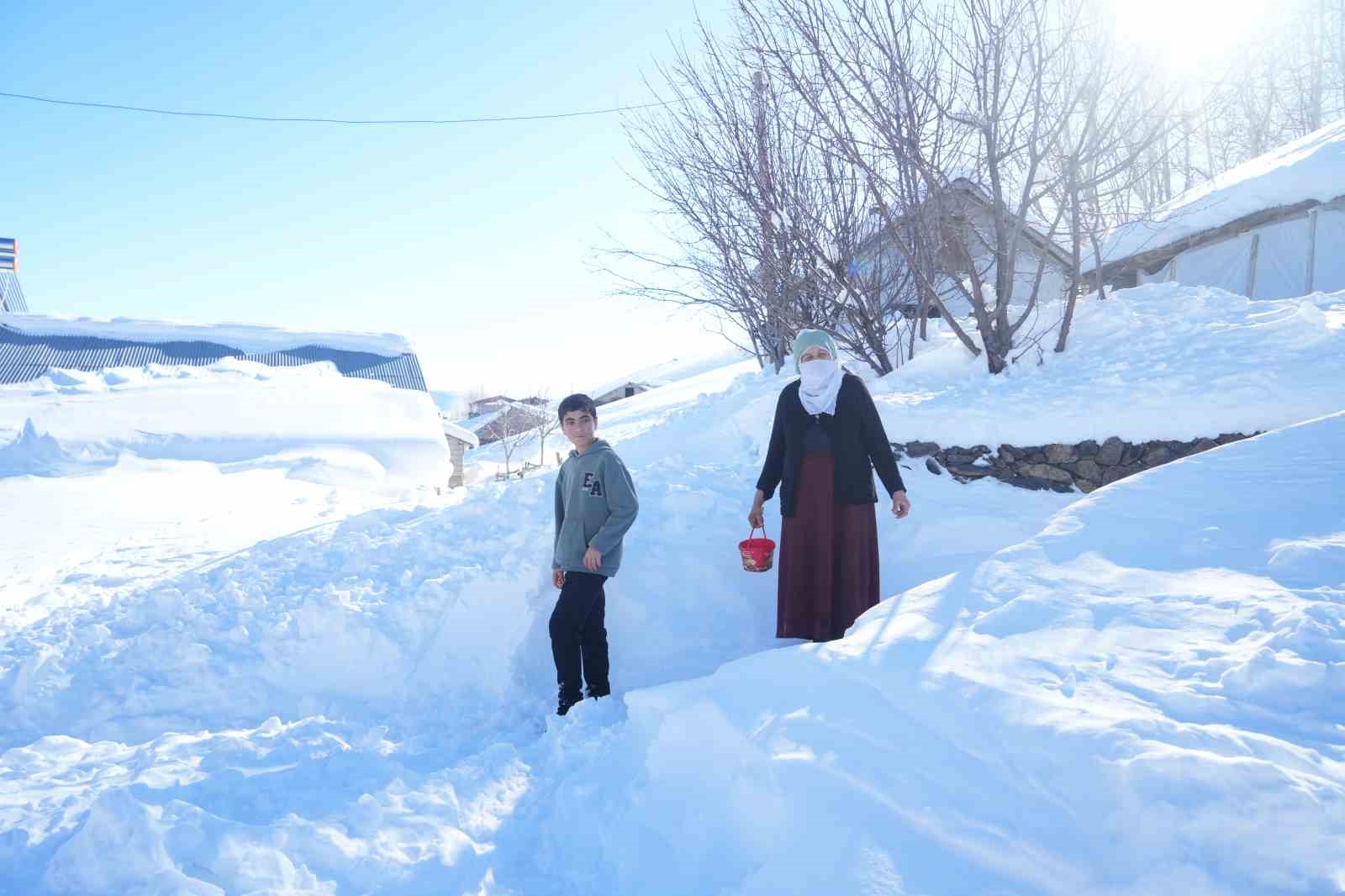 Muş’ta 1800 rakımlı köy kara gömüldü: Evler kar altında, ulaşım tünellerle sağlanıyor
Muş’ta 1800 rakımlı köy kara gömüldü: Evler kar altında, ulaşım tünellerle sağlanıyor