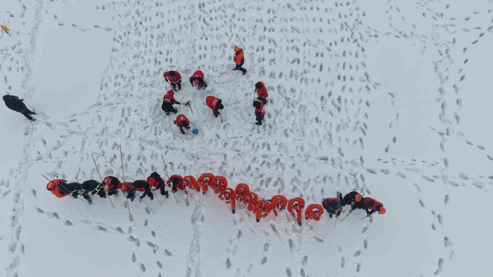 Muş’ta 2 bin 600 rakımda nefes kesen çığ tatbikatı
