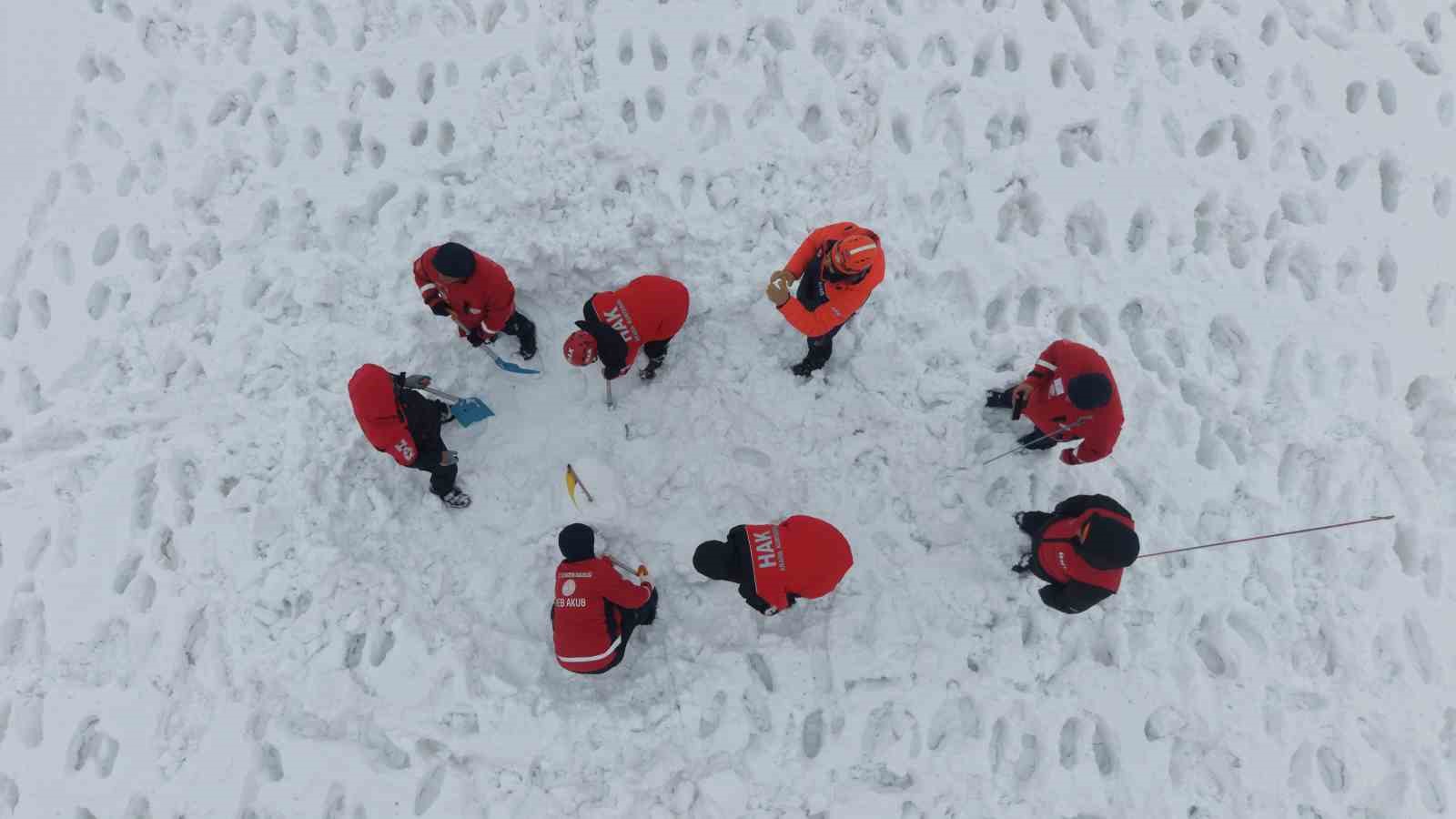 Muş’ta 2 bin 600 rakımda nefes kesen çığ tatbikatı
