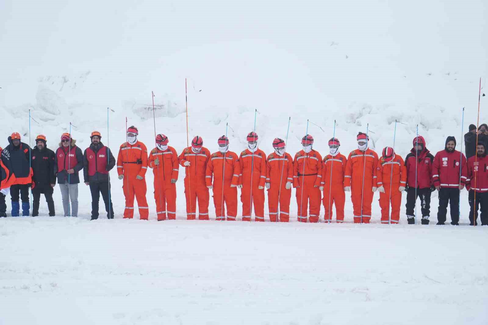 Muş’ta 2 bin 600 rakımda nefes kesen çığ tatbikatı
