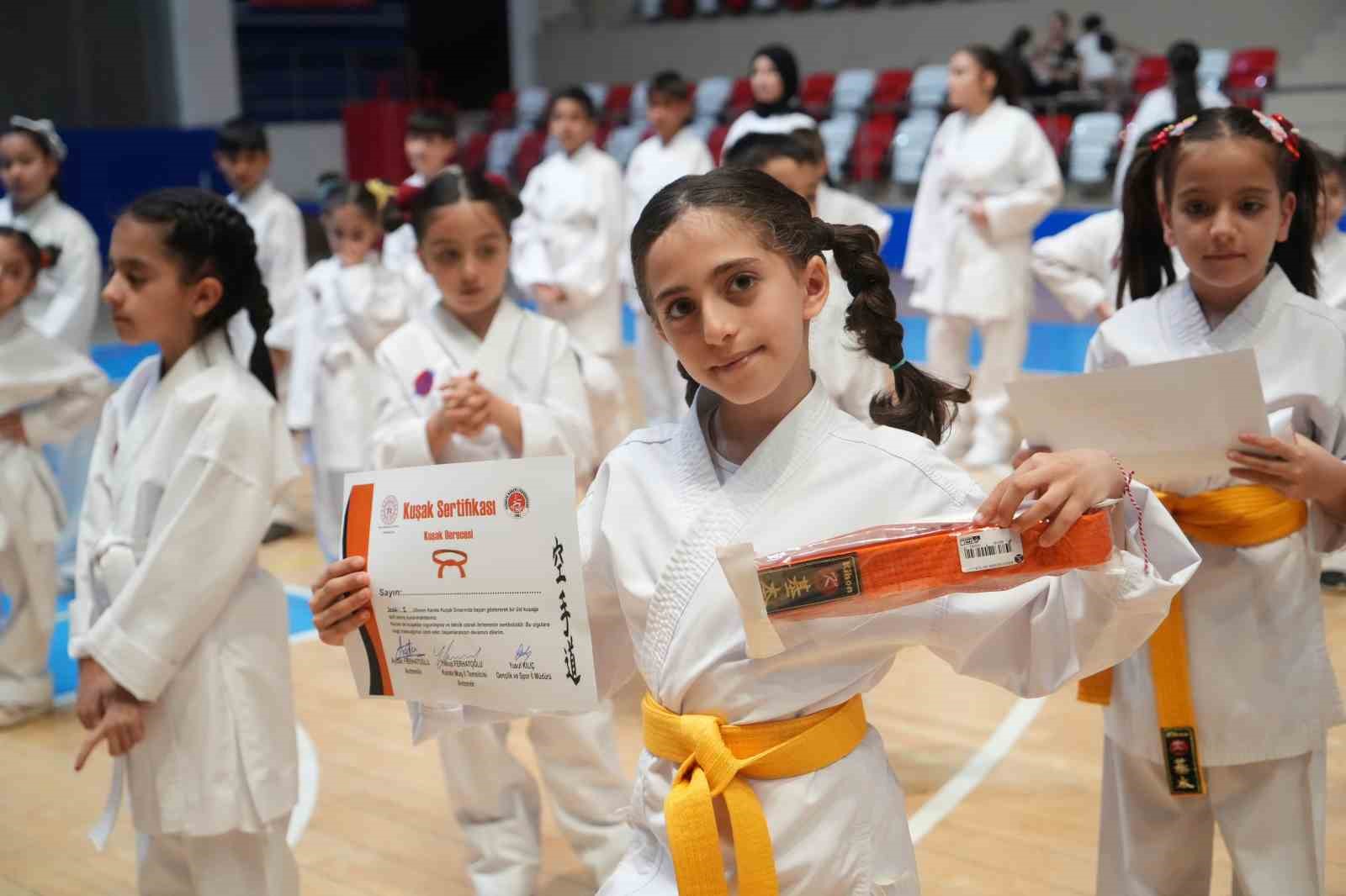 Muş’ta 300 karateciden öğretmenlerine anlamlı sürpriz
