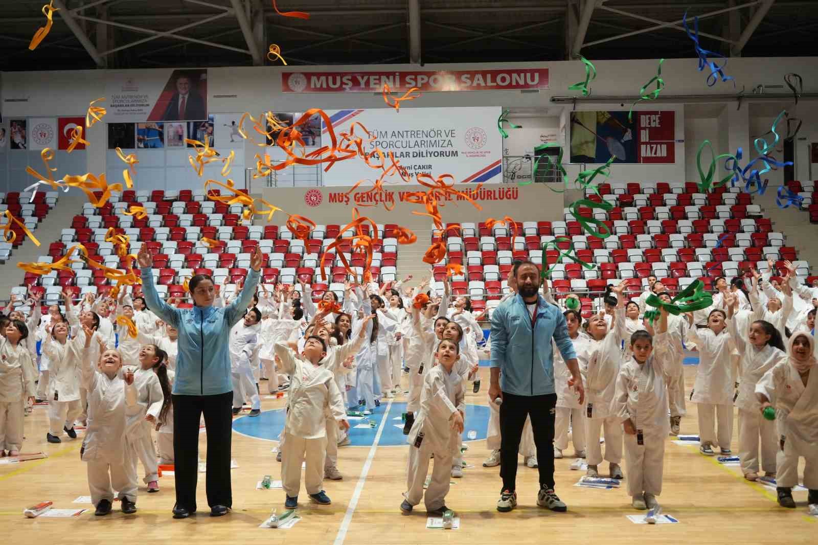 Muş’ta 300 karateciden öğretmenlerine anlamlı sürpriz
