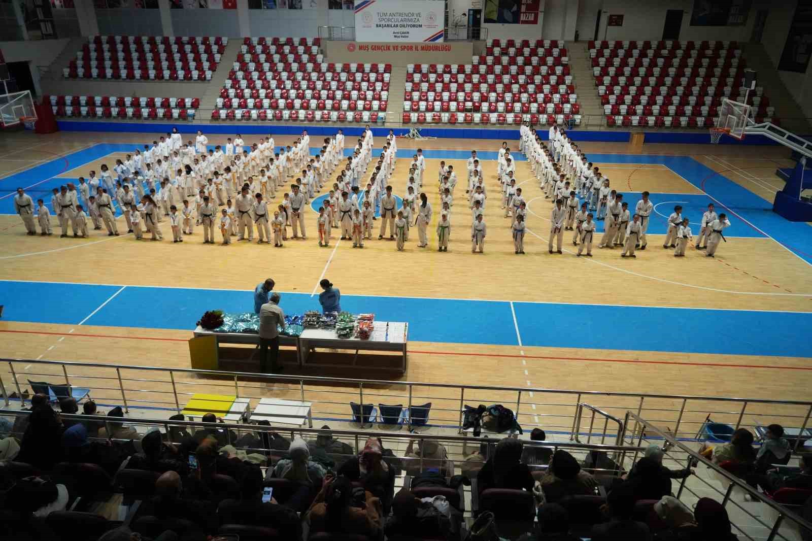 Muş’ta 300 karateciden öğretmenlerine anlamlı sürpriz
