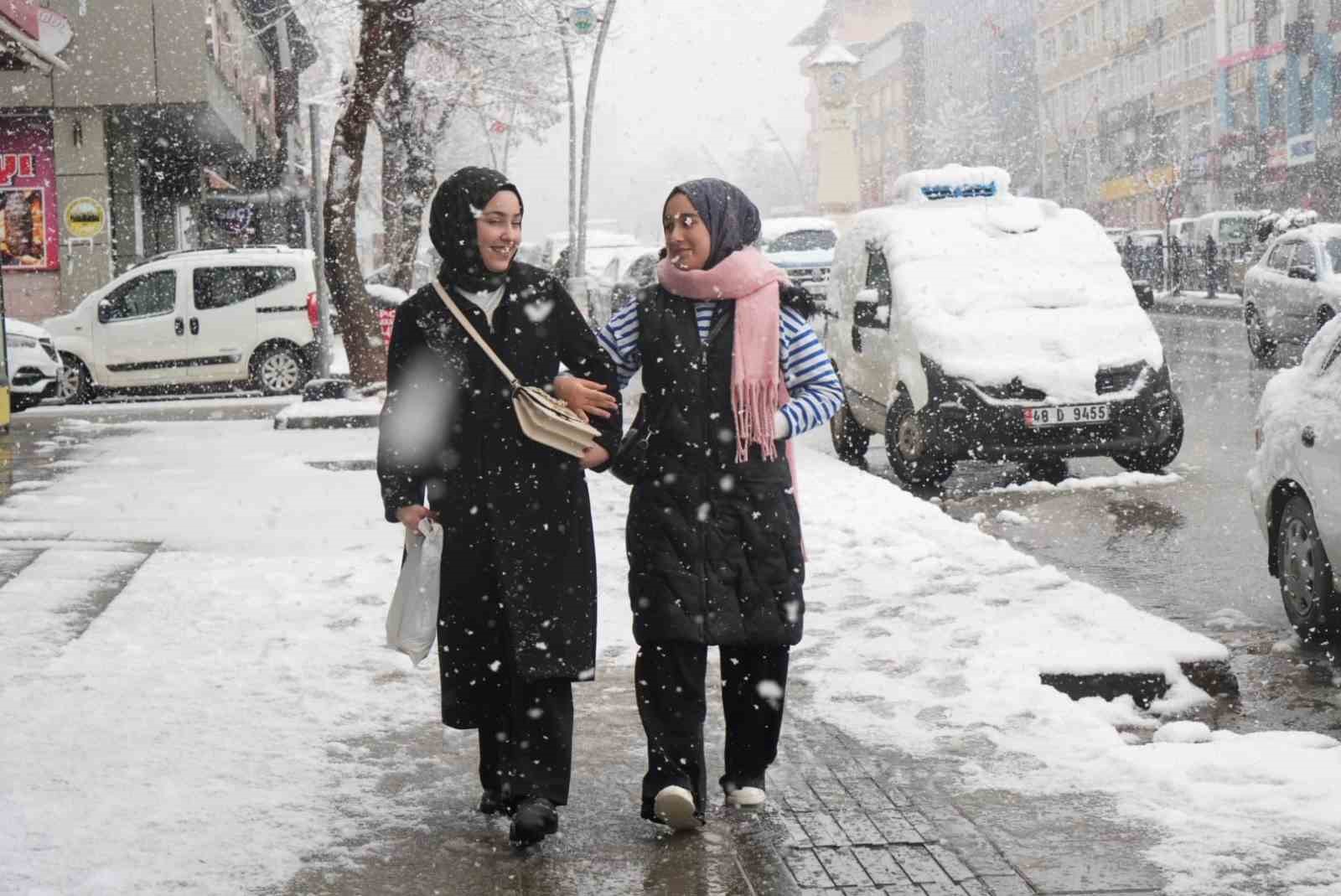 Muş’ta 40 köy yolu kapandı, mahsur kalan hasta kurtarıldı
