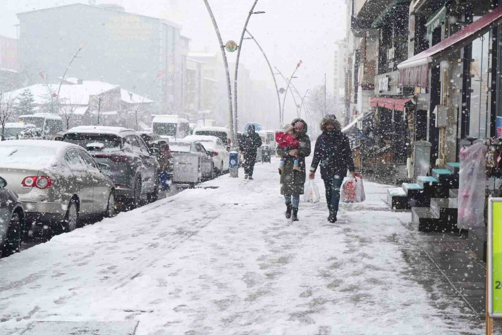 Muş’ta 40 köy yolu kapandı, mahsur kalan hasta kurtarıldı

