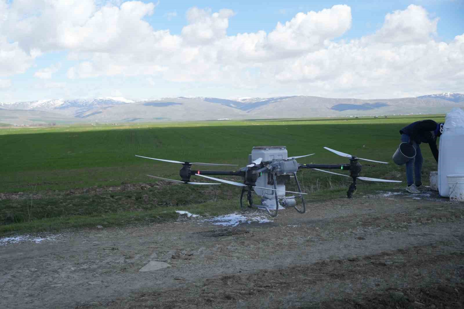 Muş’ta 42 bin dönümlük tarım arazisi dron ile gübrelendi
