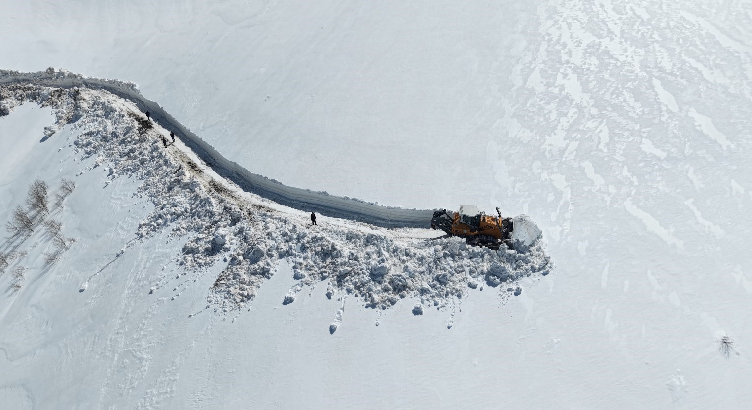 Muş’ta 5 metrelik karla zorlu mücadele
