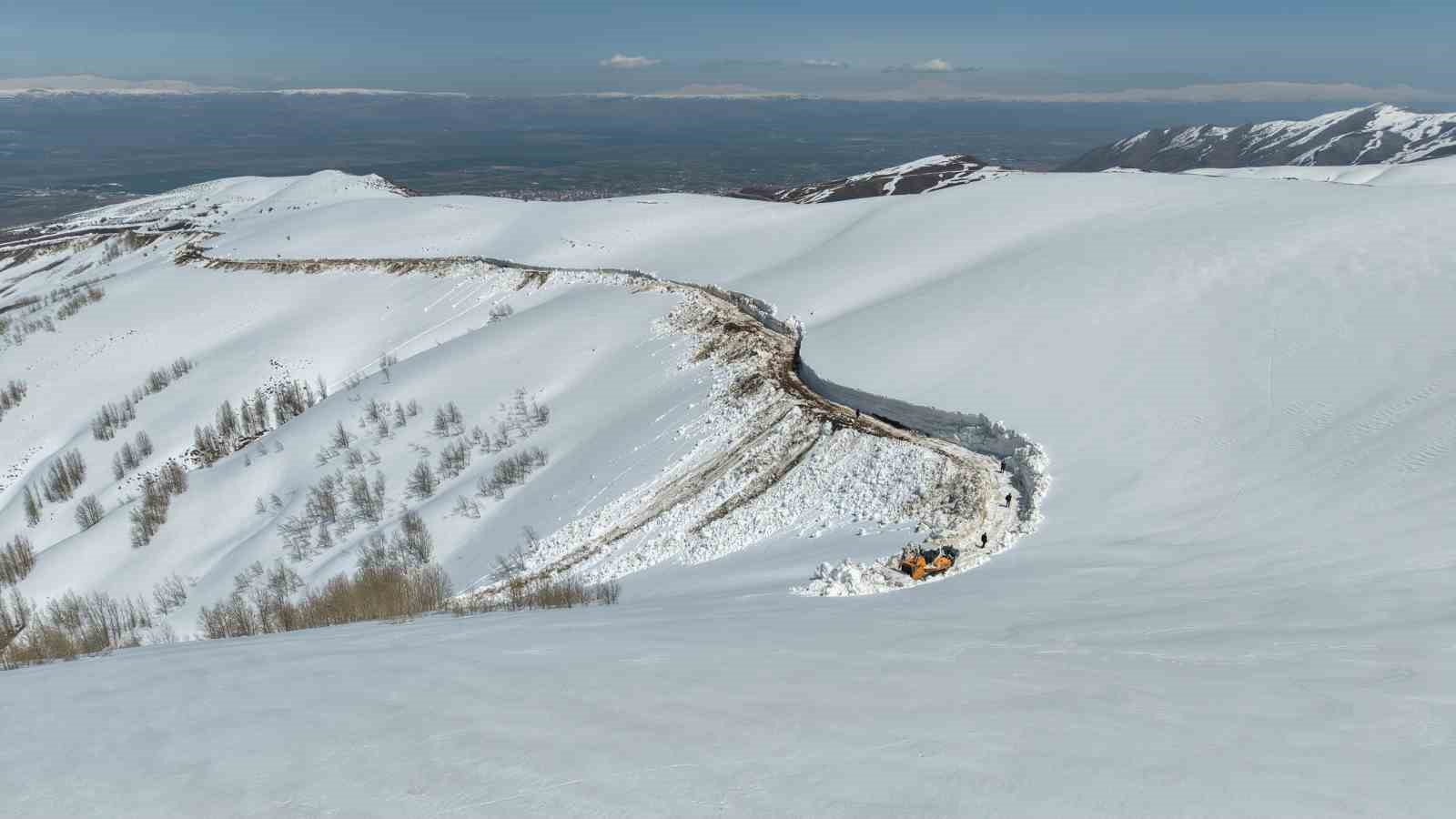 Muş’ta 5 metrelik karla zorlu mücadele
