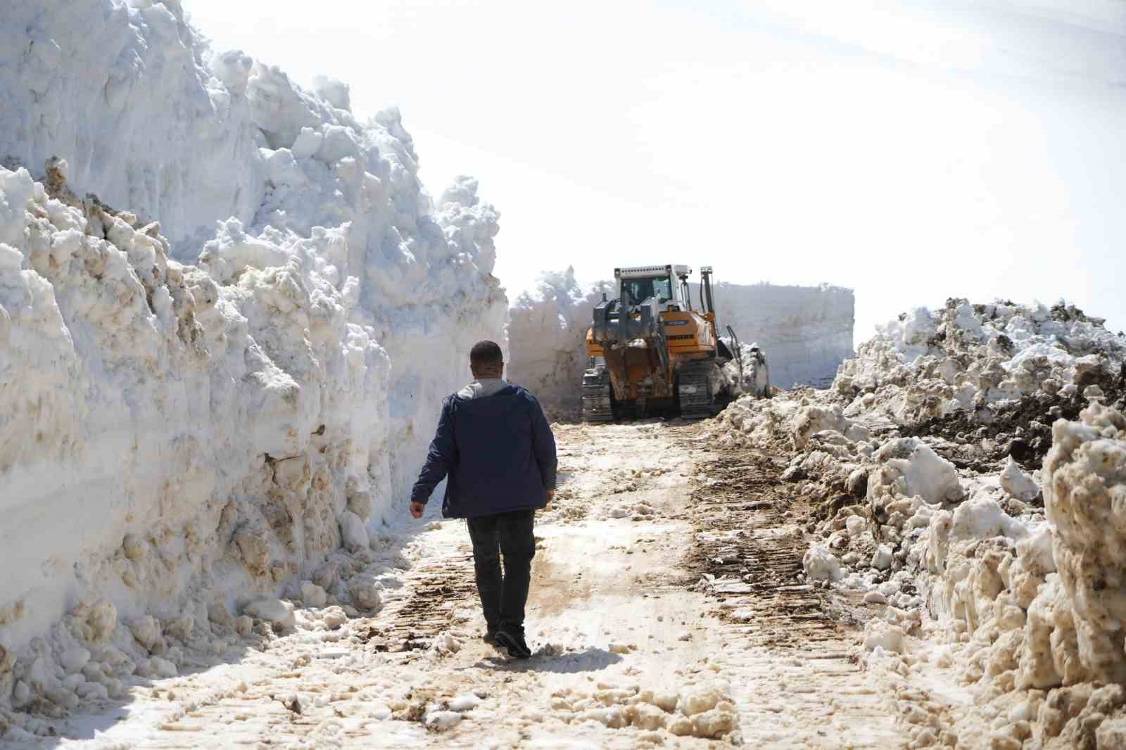 Muş’ta 5 metrelik karla zorlu mücadele
