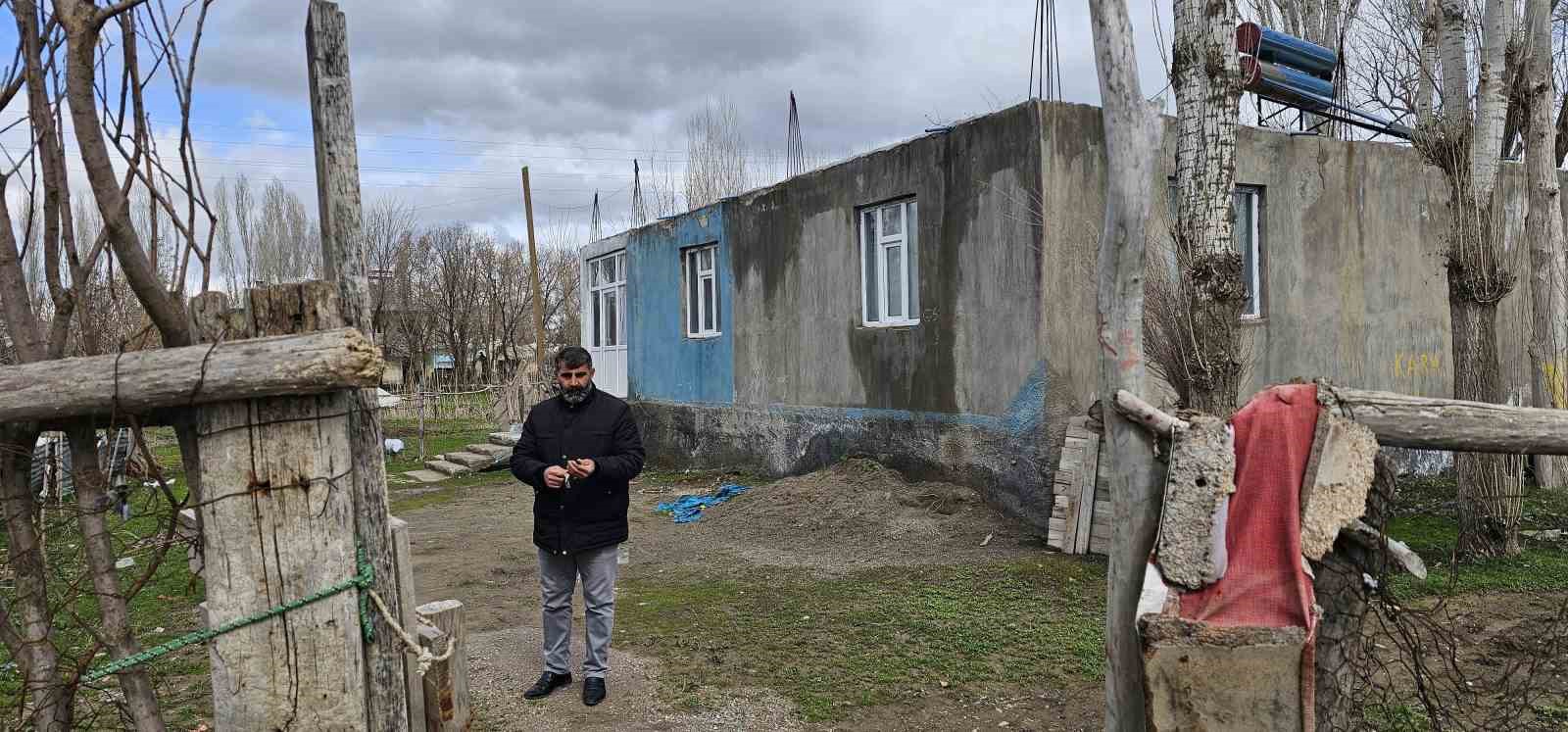 Muş’ta 9 gün önce öldürülen adamın kedileri mezarının başından ayrılmıyor
Muş’ta 9 gün önce öldürülen adamın kedileri mezarının başından ayrılmıyor