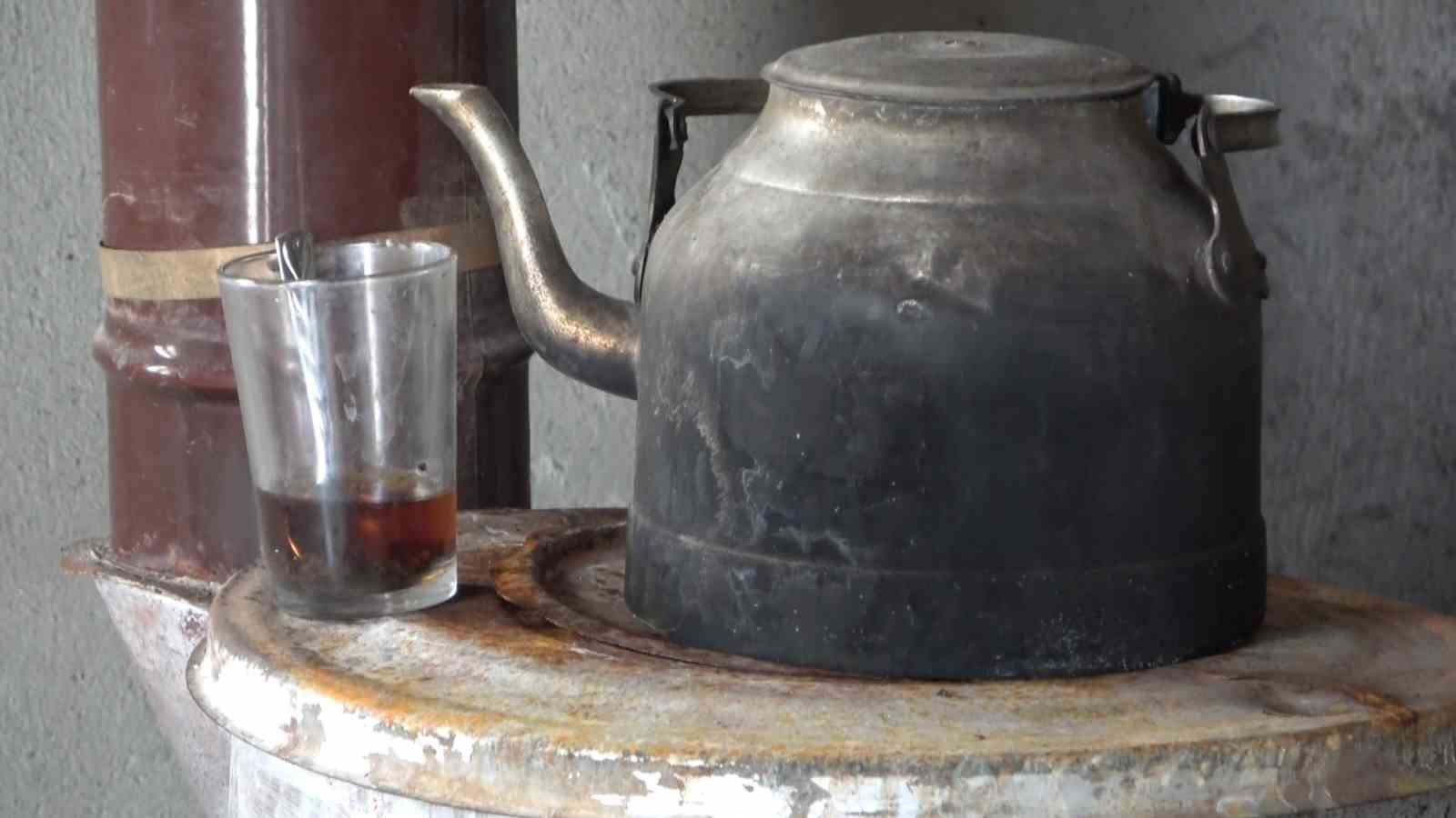 Muş’ta 9 gün önce öldürülen adamın kedileri mezarının başından ayrılmıyor
Muş’ta 9 gün önce öldürülen adamın kedileri mezarının başından ayrılmıyor