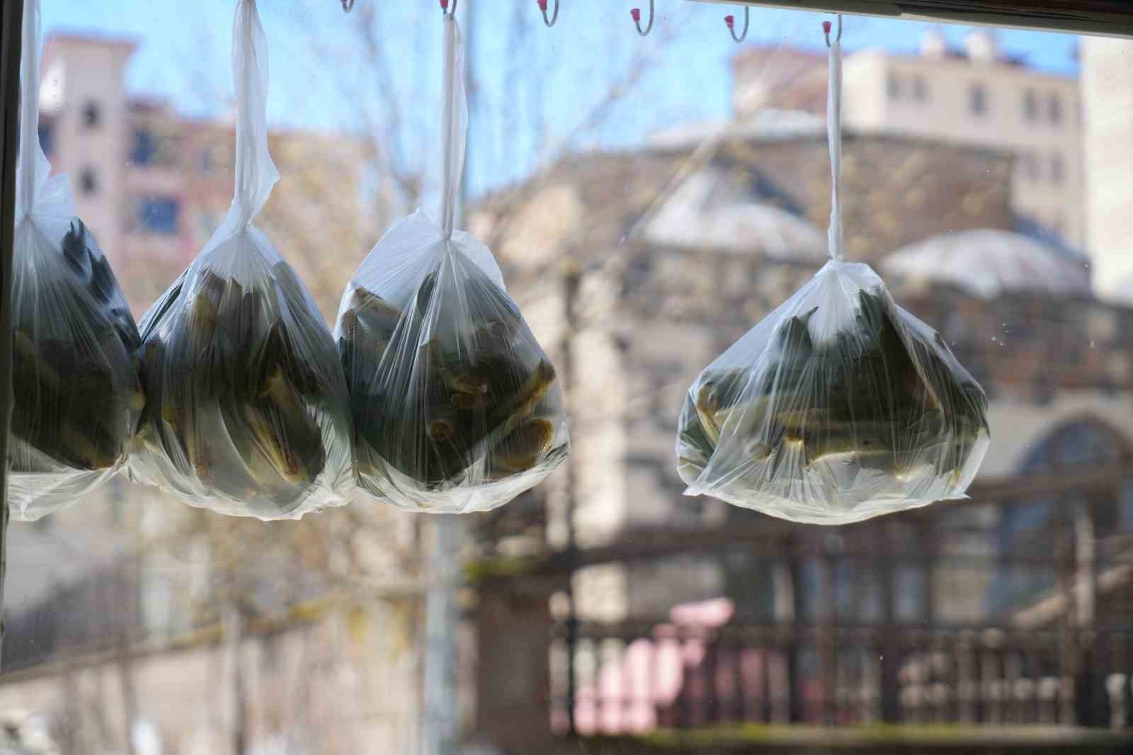 Muş’ta "askıda çiriş otu" uygulaması
