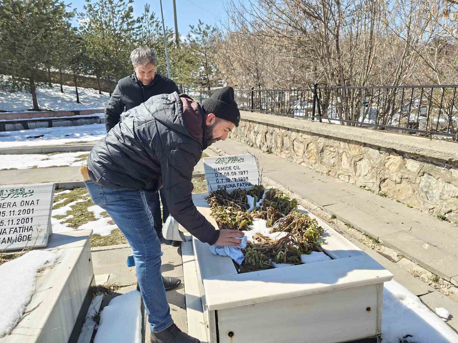 Muş’ta bayram öncesi şehit mezarlıklarında bakım ve temizlik yapıldı
