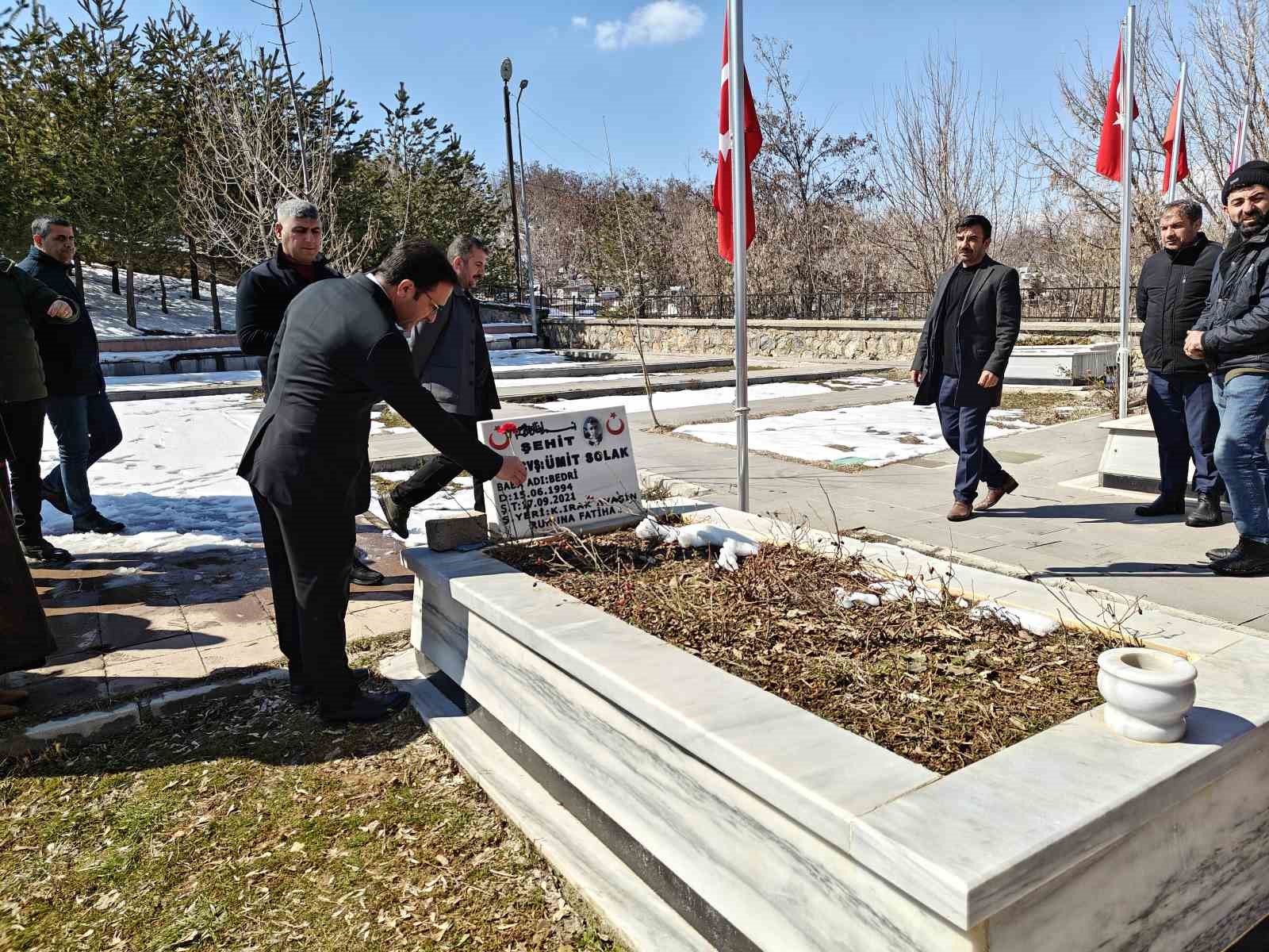 Muş’ta bayram öncesi şehit mezarlıklarında bakım ve temizlik yapıldı

