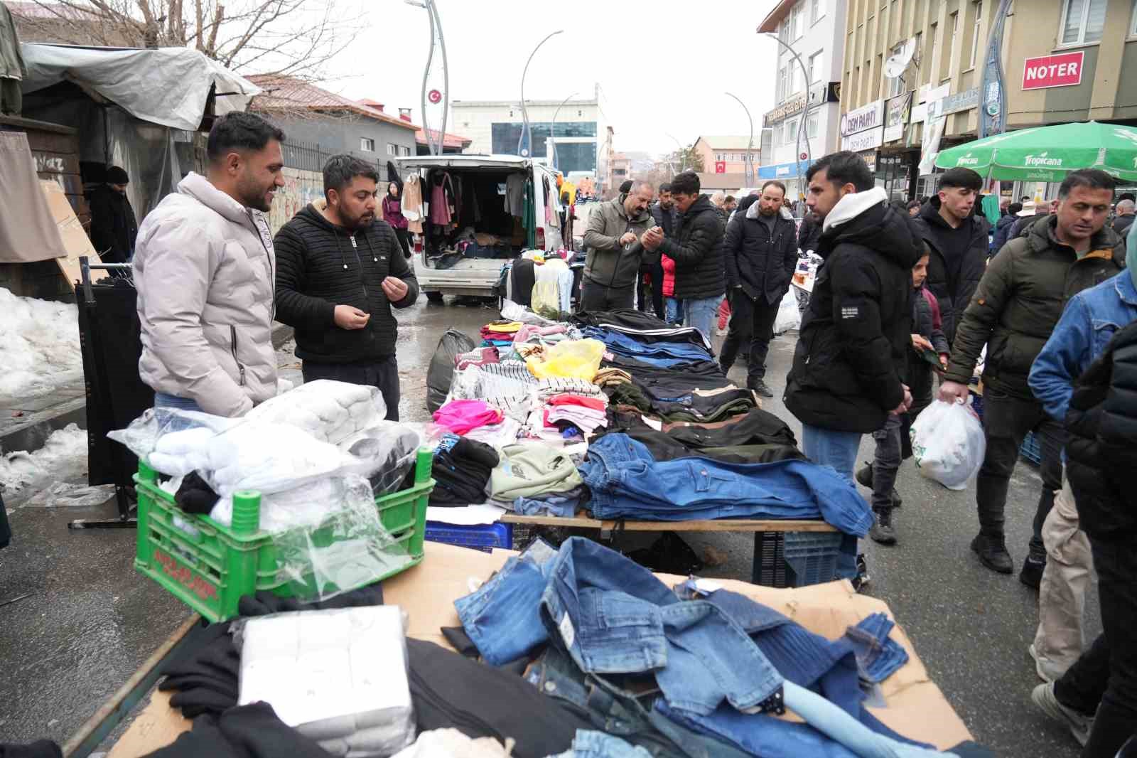 Muş’ta bayram pazarında arefe yoğunluğu

