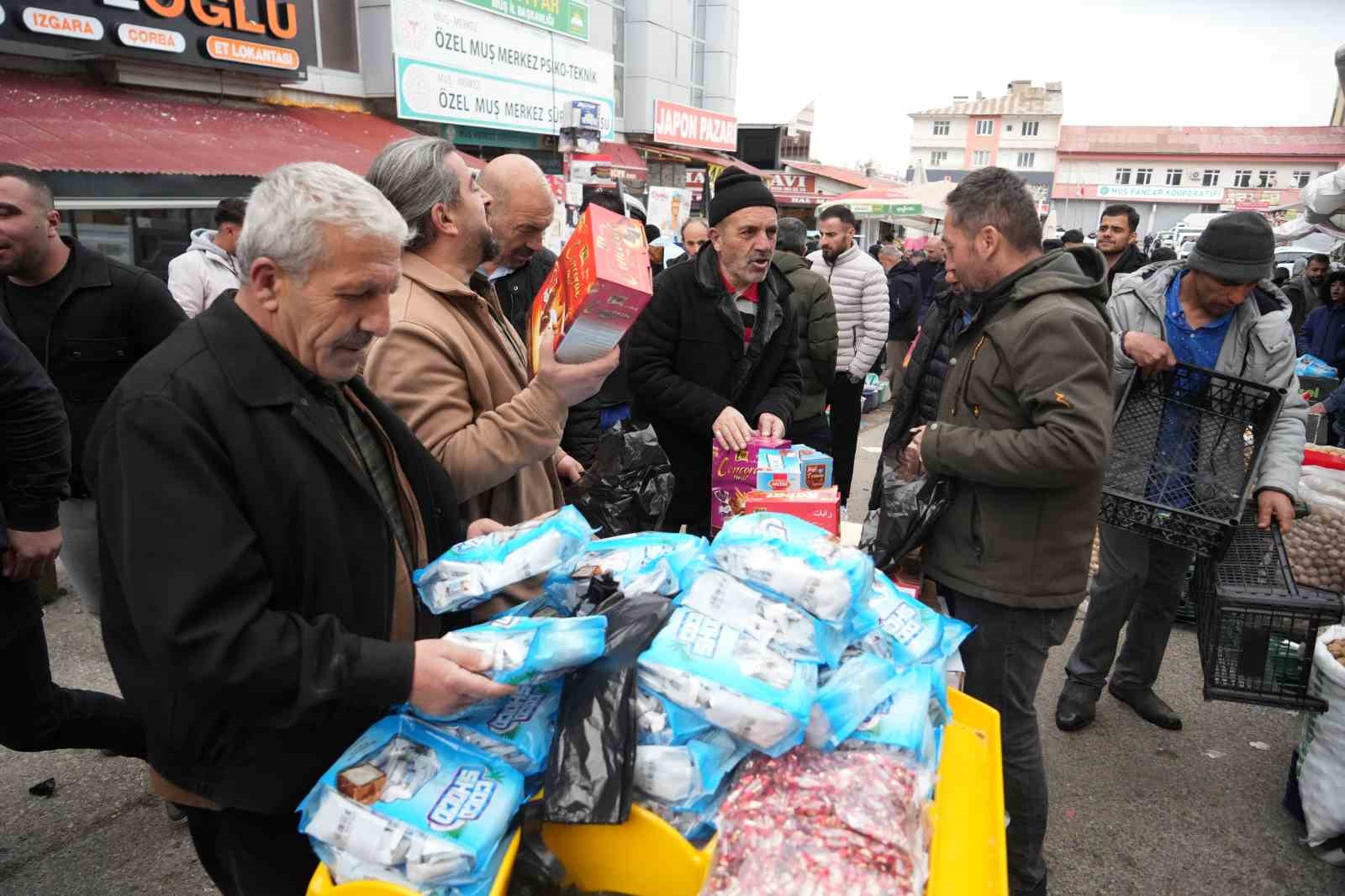 Muş’ta bayram pazarında arefe yoğunluğu

