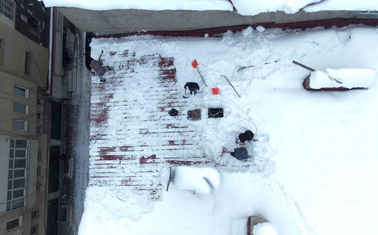 Muş’ta çatı temizleyen işçilerin zorlu mesaisi
