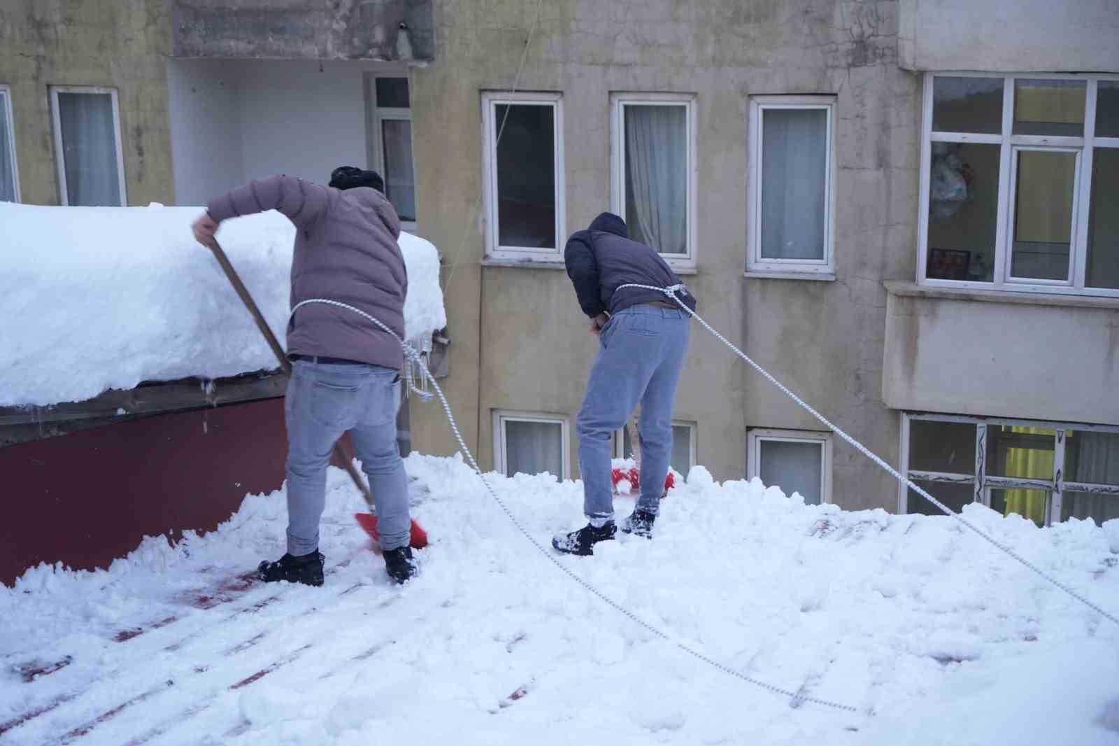 Muş’ta çatı temizleyen işçilerin zorlu mesaisi
