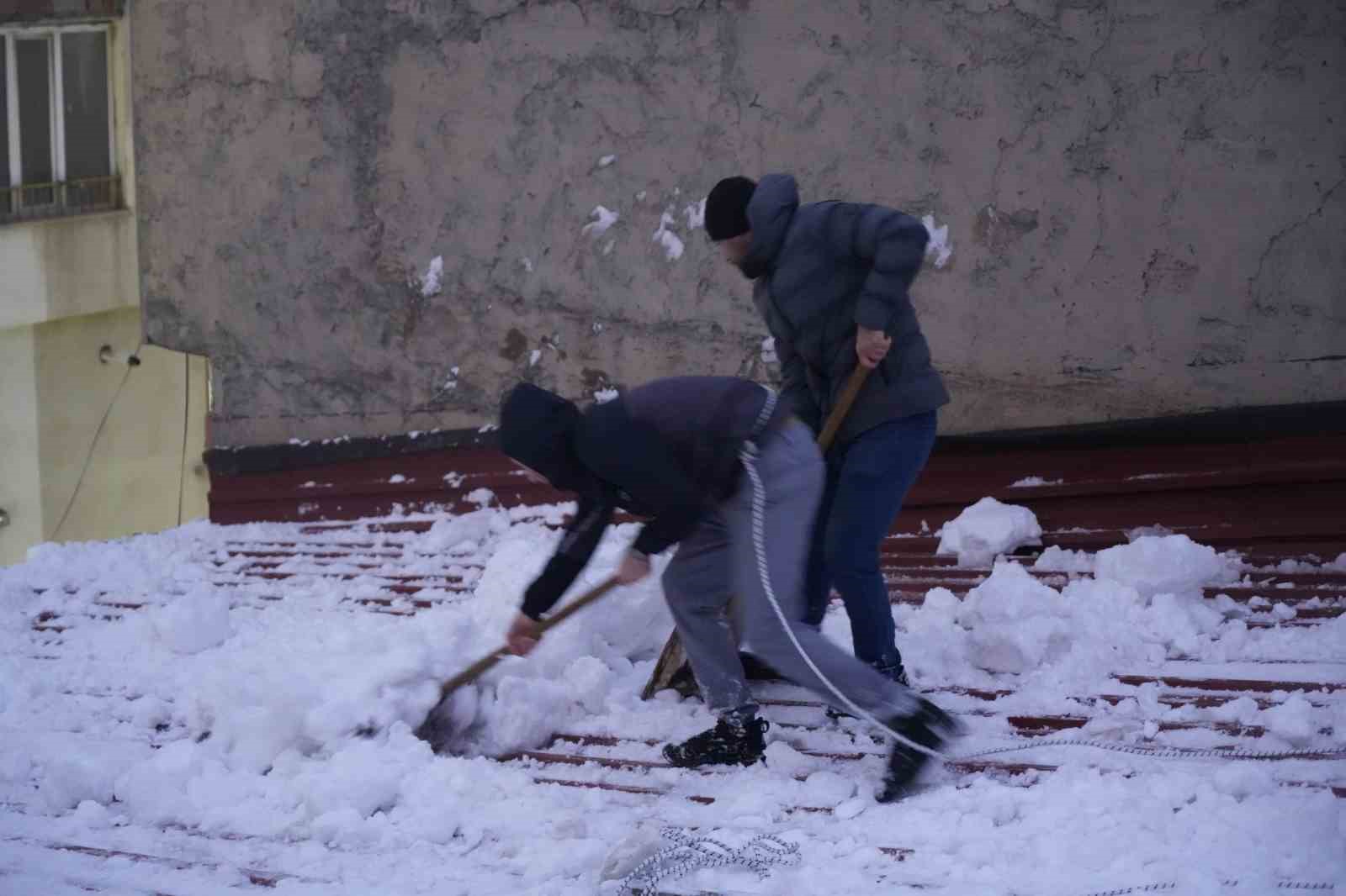 Muş’ta çatı temizleyen işçilerin zorlu mesaisi
