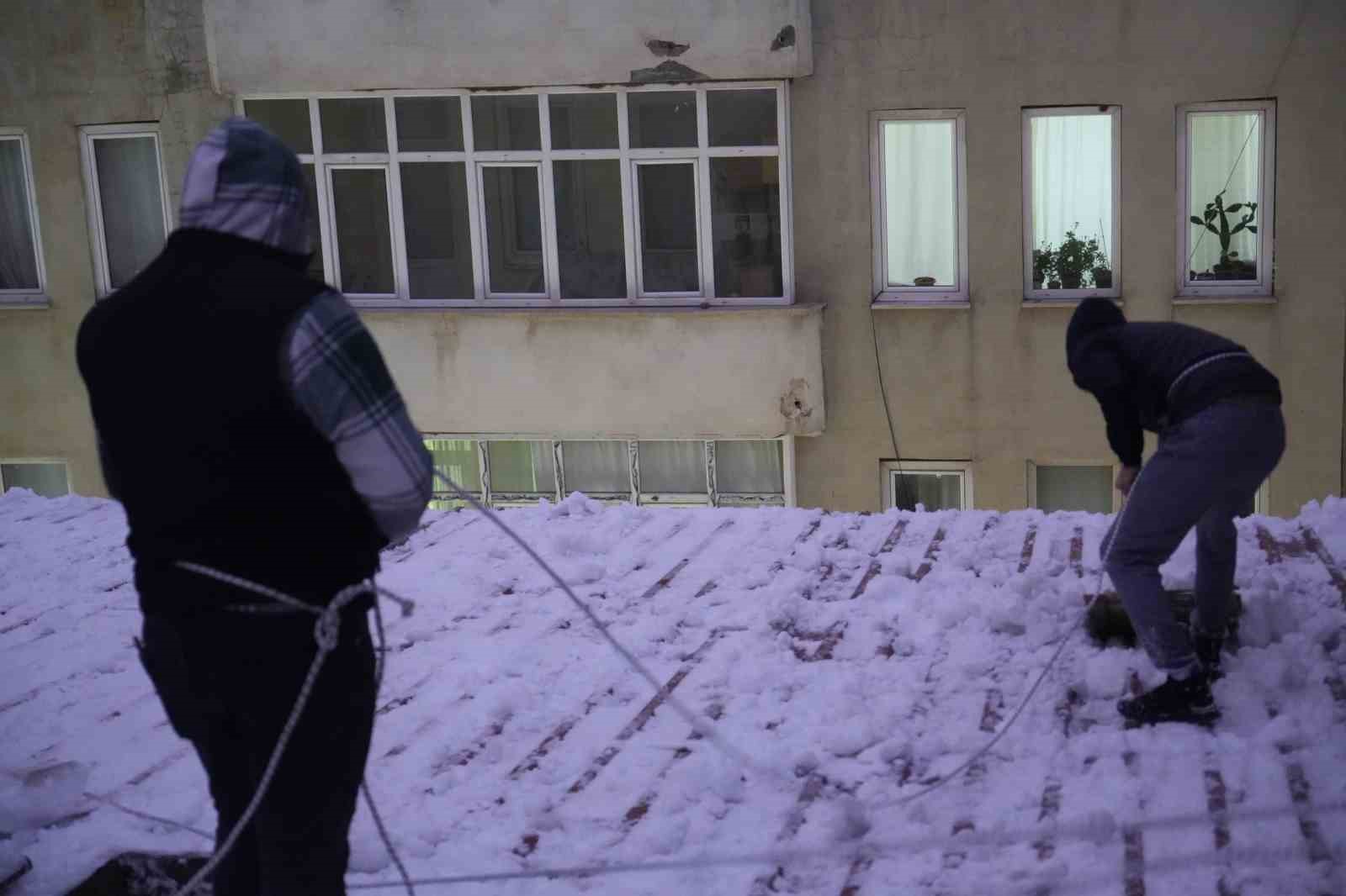 Muş’ta çatı temizleyen işçilerin zorlu mesaisi
