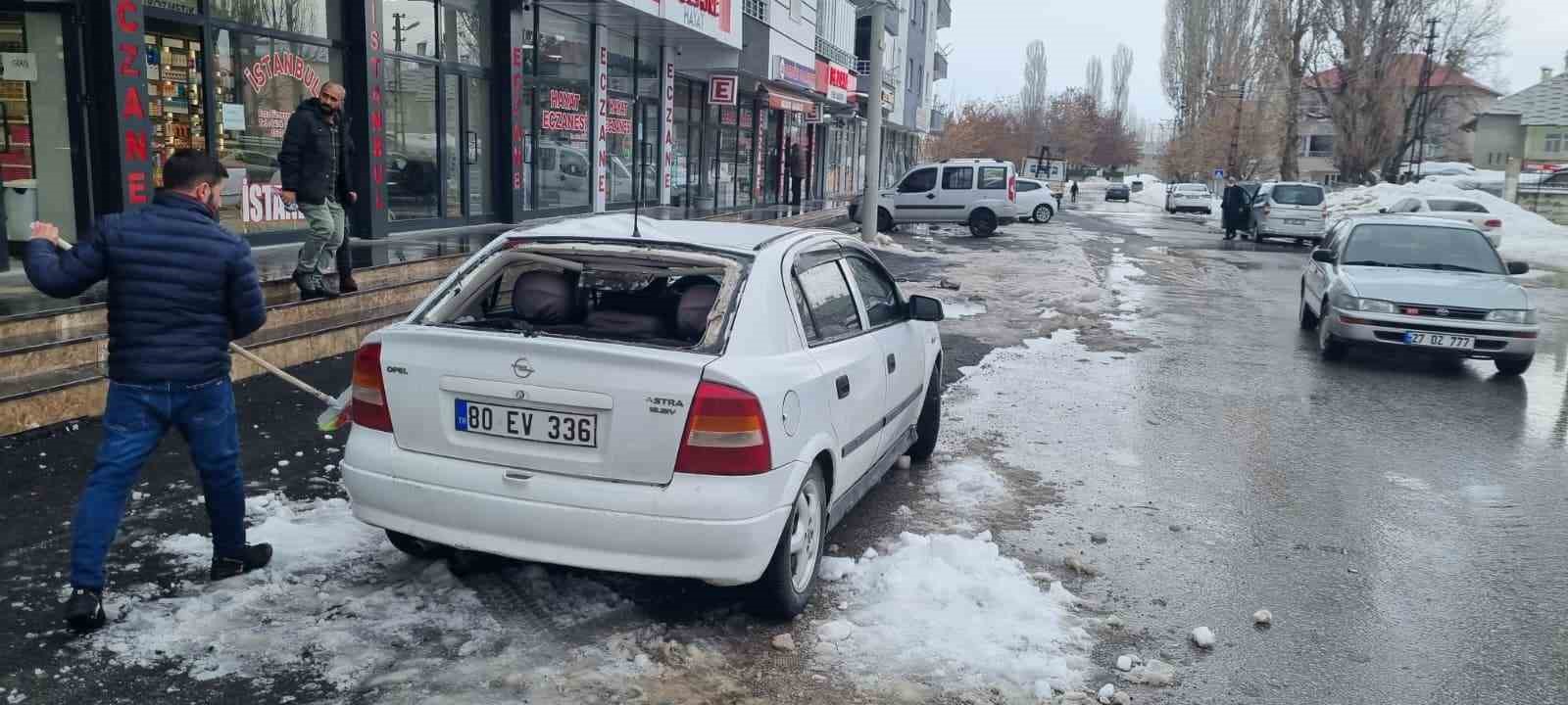 Muş’ta çatıdan düşen kar kütlesi otomobilde hasara yol açtı
