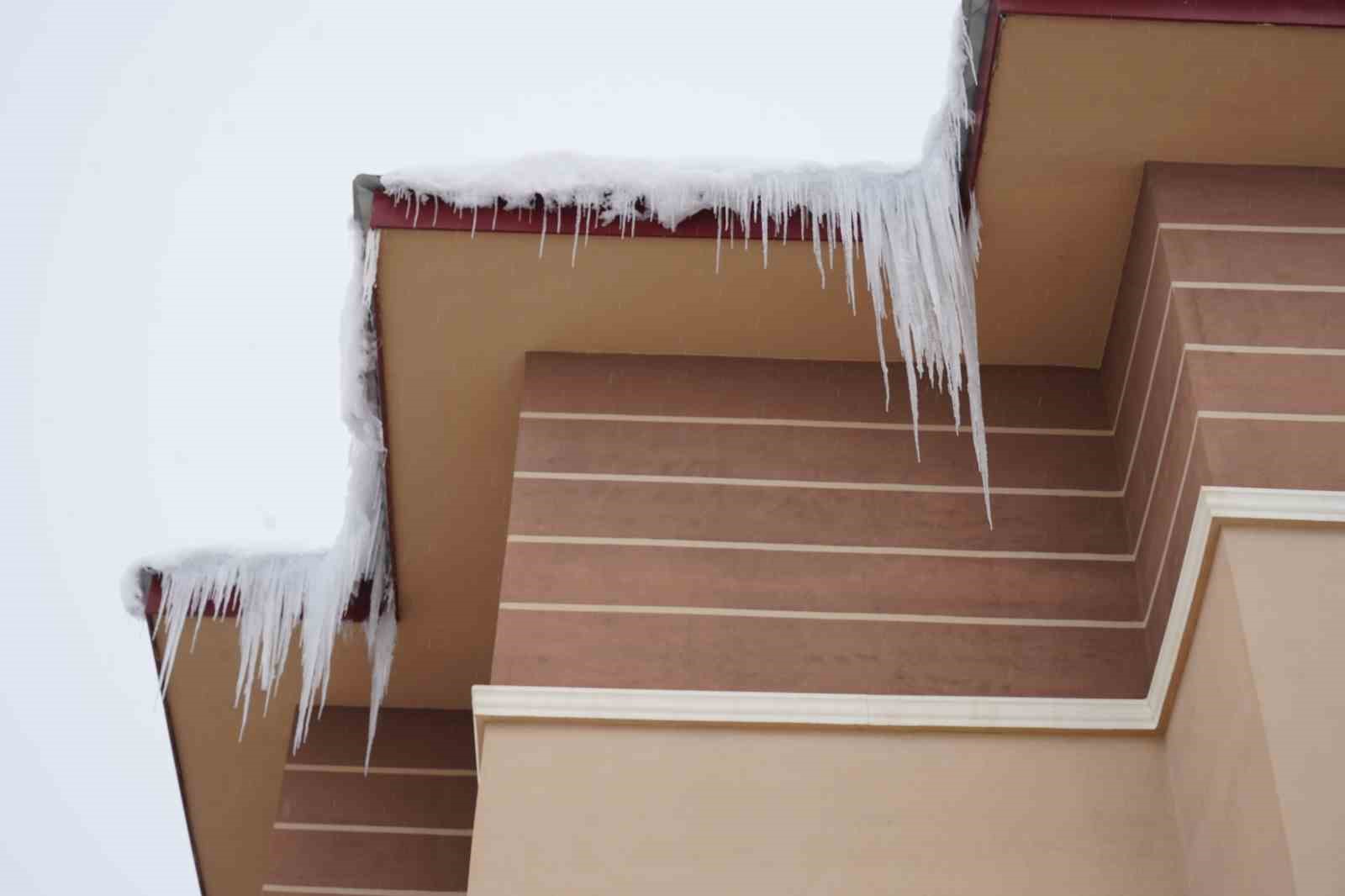 Muş’ta çatılarda oluşan dev buz sarkıtları tehlike saçıyor
